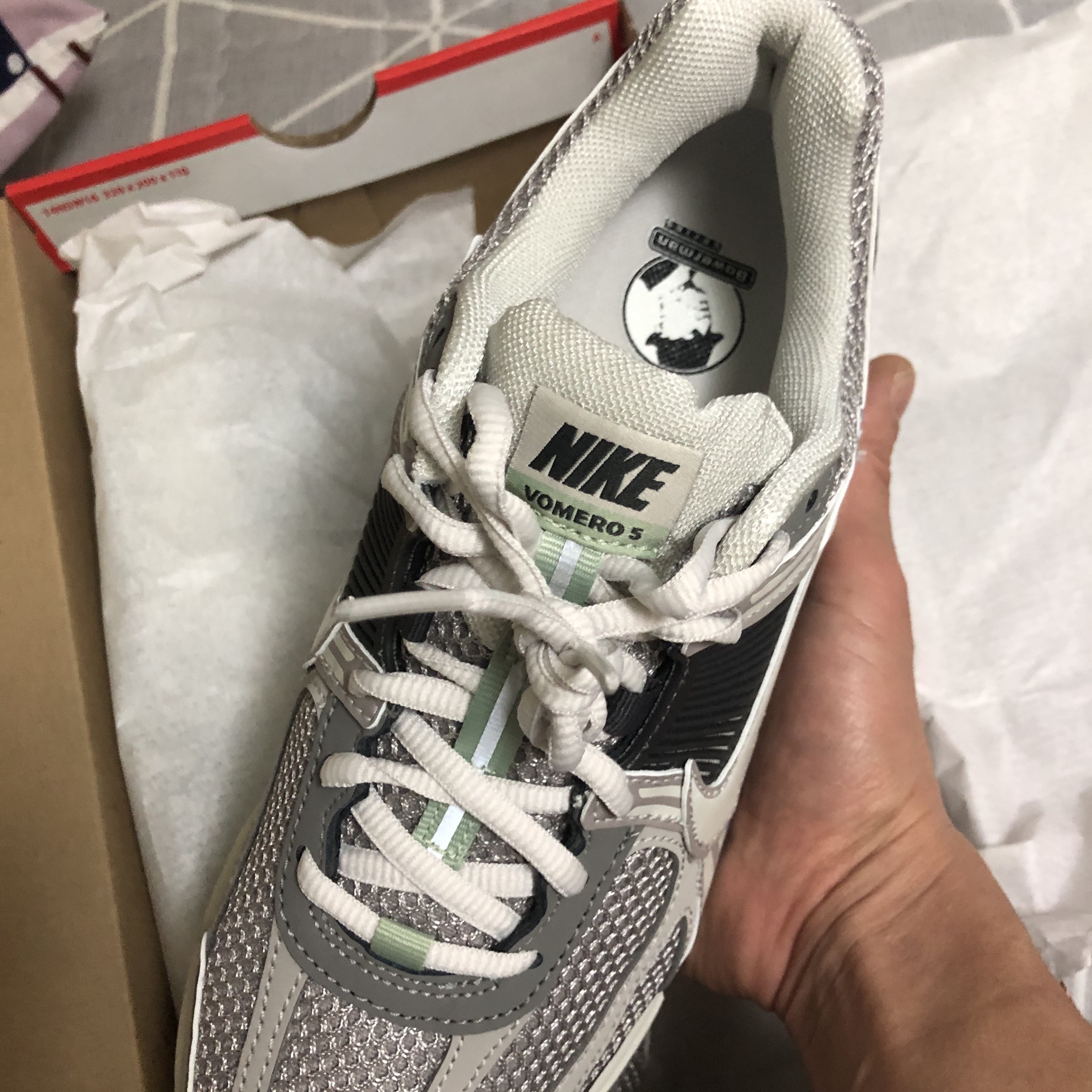 (W) Nike Zoom Vomero 5 Cobblestone and Flat Pewter 착용 스타일 - 2