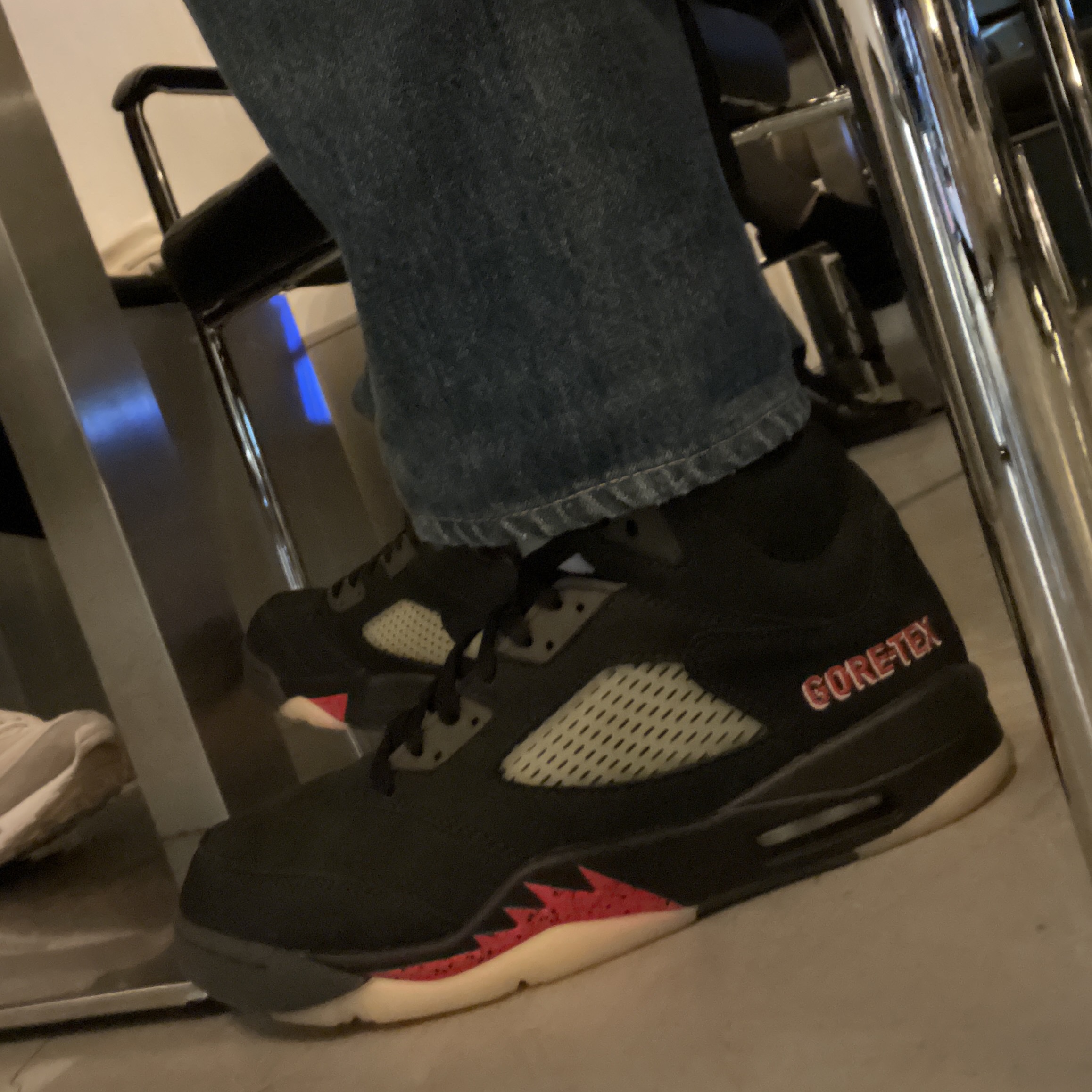 (W) Jordan 5 Retro Gore-Tex Off Noir Fire Red 착용 스타일