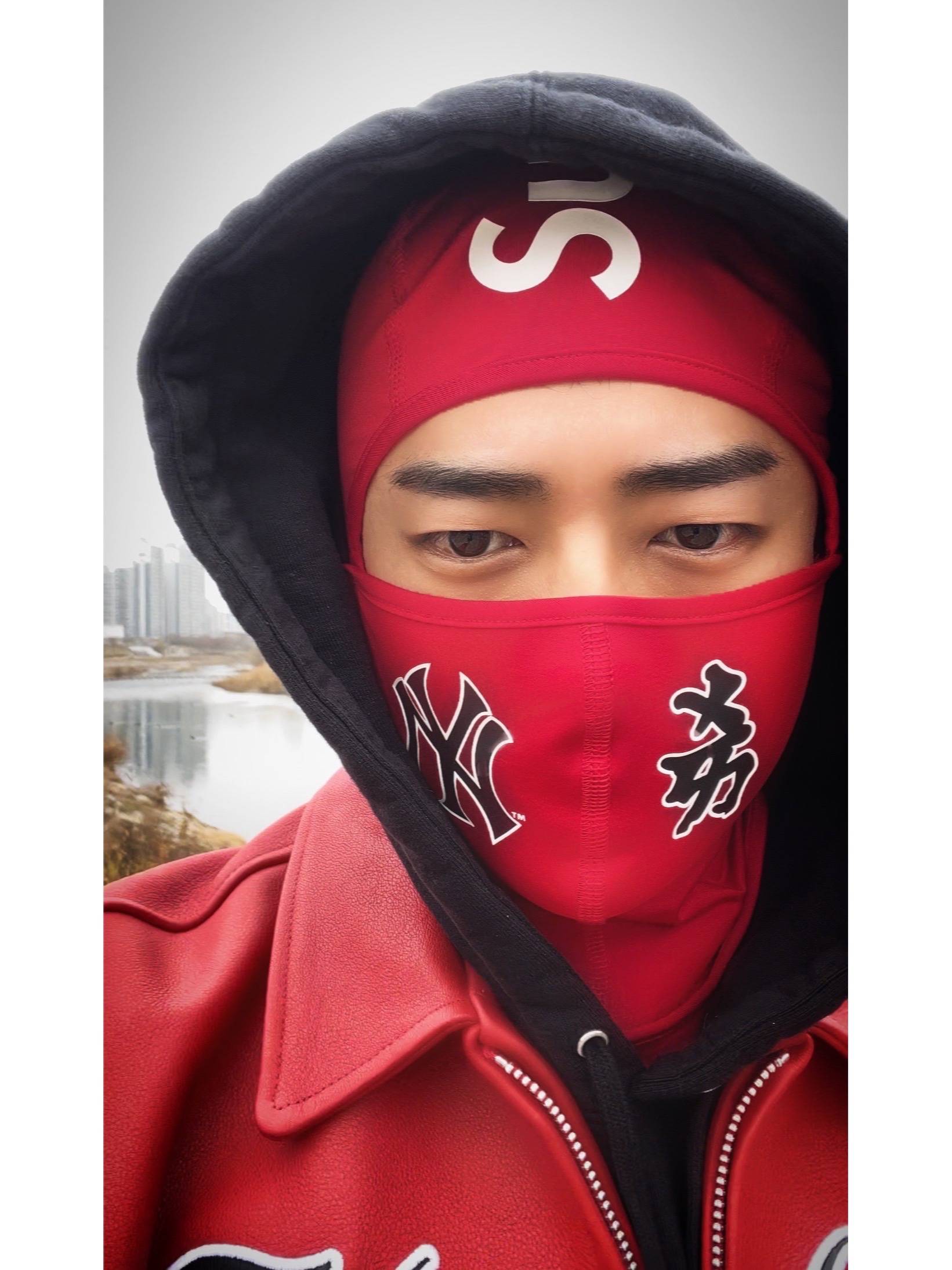 Supreme x MLB Kanji Teams Lightweight Balaclava Yankees Red - 22FW, Supreme x MLB Kanji Teams Lightweight Balaclava White Sox Black - 22FW 착용 스타일 - 1