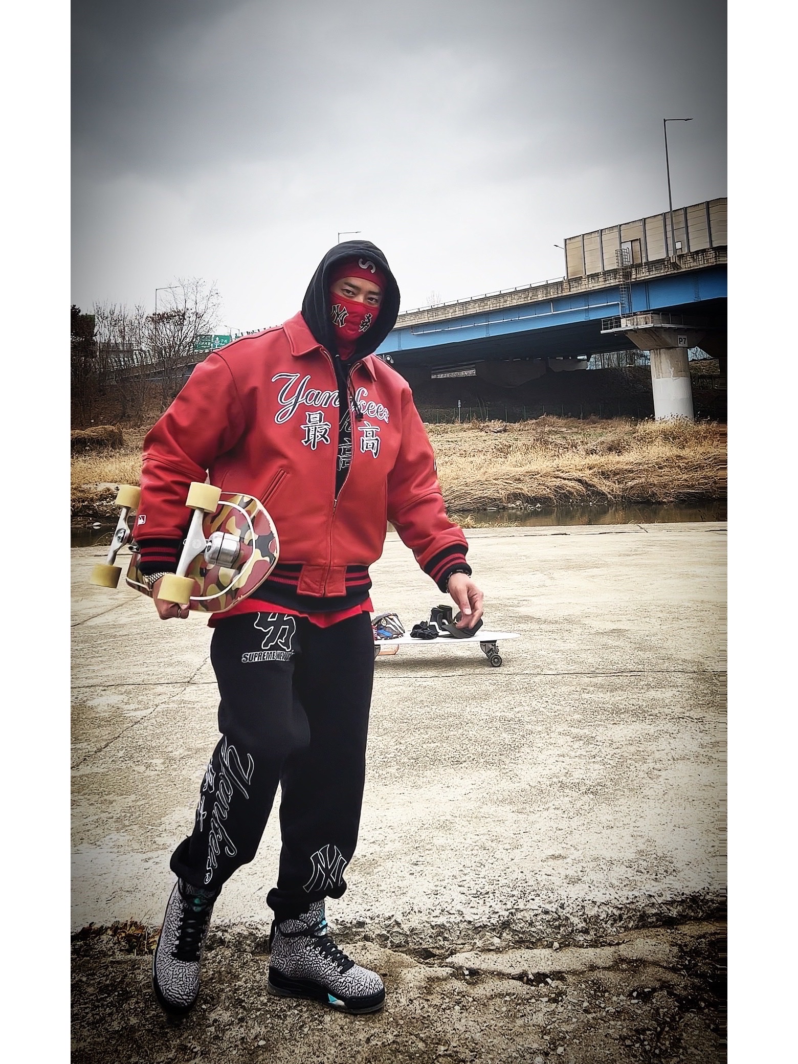 Supreme x MLB Kanji Teams Lightweight Balaclava Yankees Red - 22FW, Supreme x MLB Kanji Teams Lightweight Balaclava White Sox Black - 22FW 착용 스타일 - 3