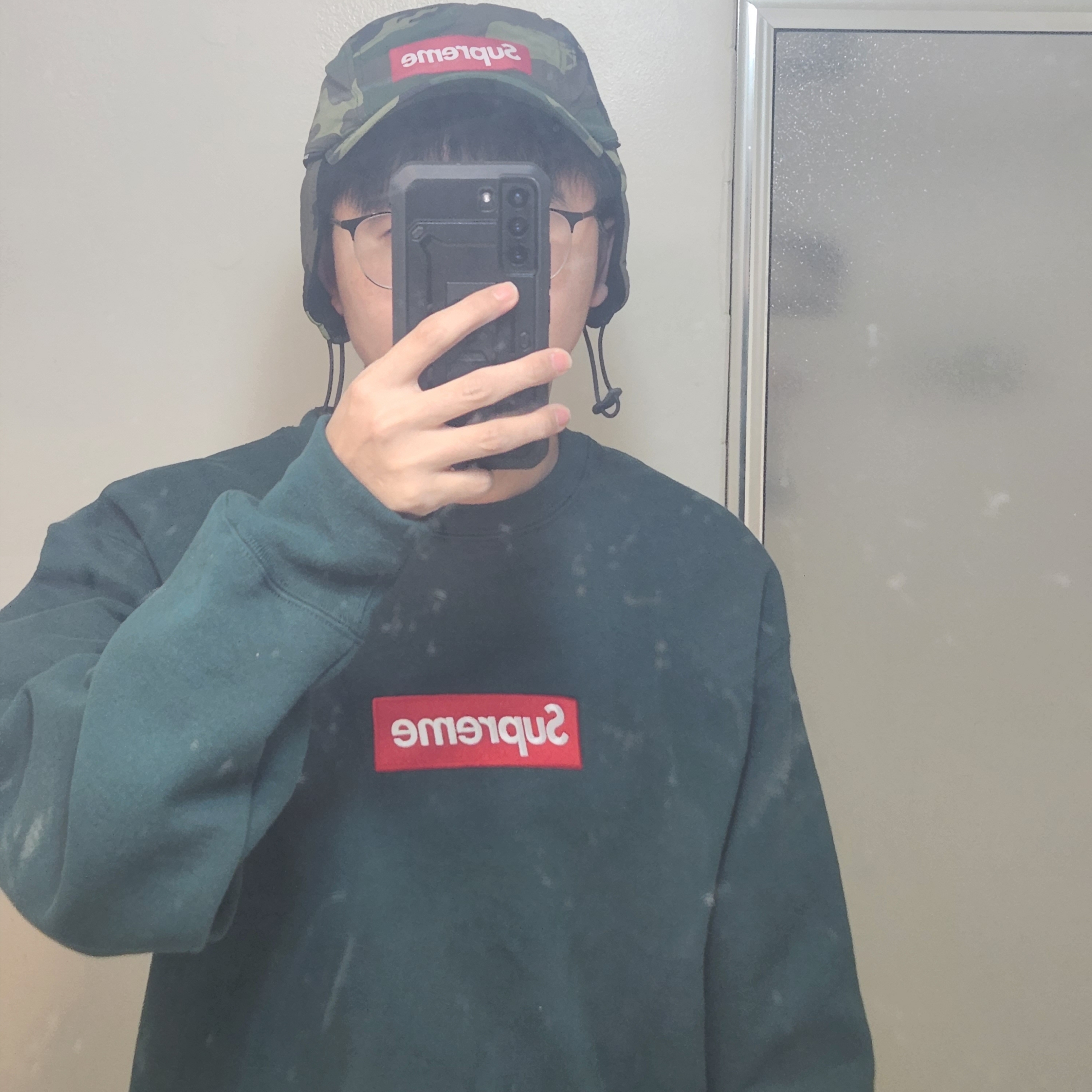 Supreme Box Logo Crewneck Dark Pine - 22FW, Supreme Packable Earflap Camp Cap Woodland Camo - 22FW 착용 스타일