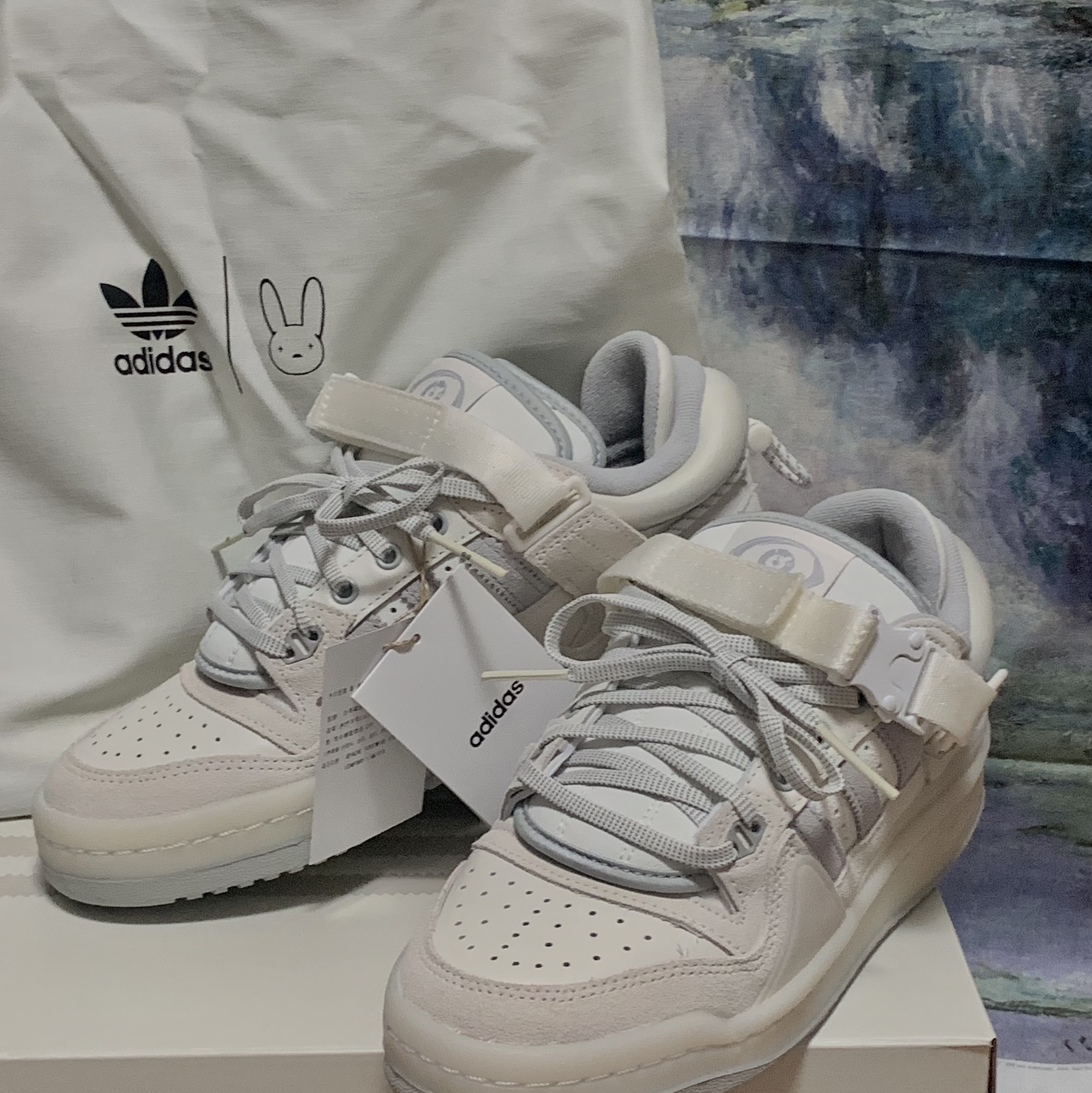 Adidas x Bad Bunny Forum Low Cloud White Clear Onix 착용 스타일 - 2