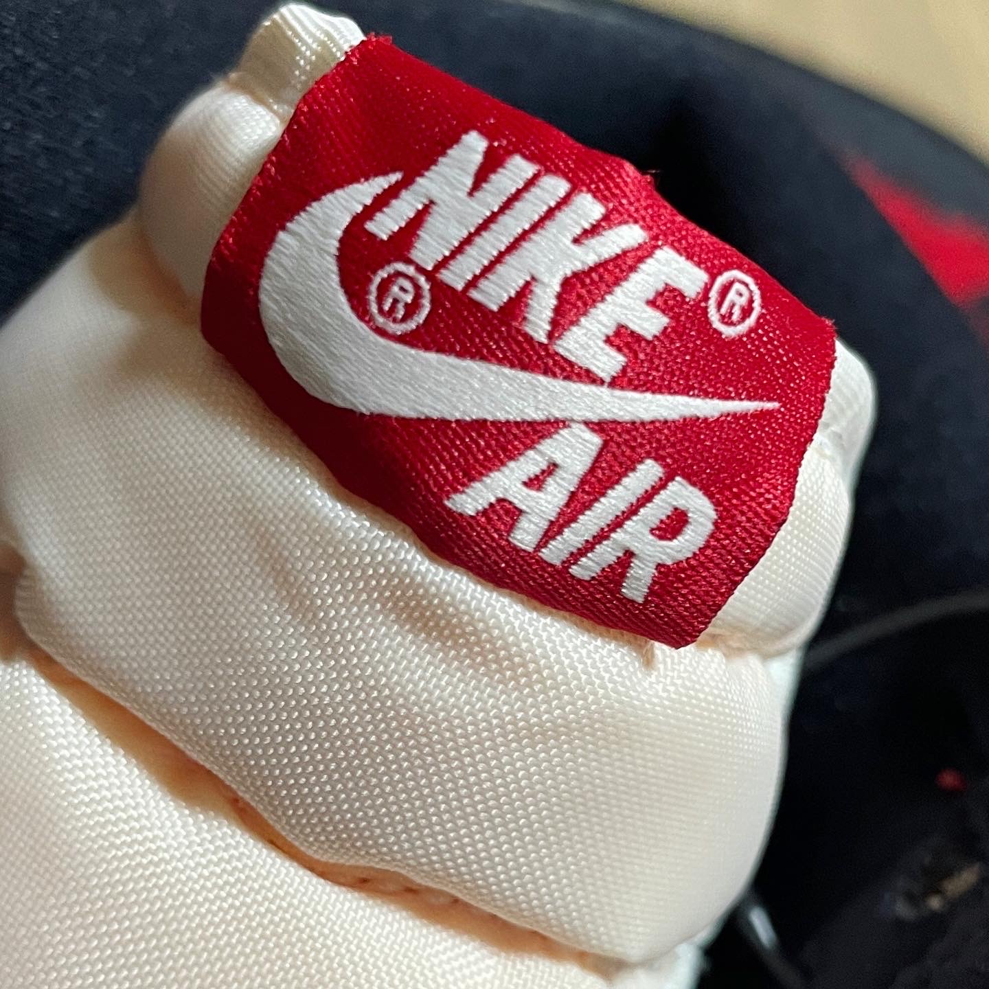 Jordan 1 Retro High OG Chicago 2022, Supreme Puffer Side Bag Black - 22FW 착용 스타일 - 4