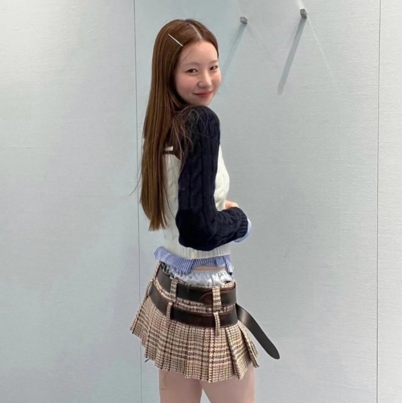 (W) Miu Miu Wool Cashmere Zipper Cardigan Brown White, (W) Miu Miu Wool Cashmere Zipper Cardigan White Blue 착용 스타일 - 3