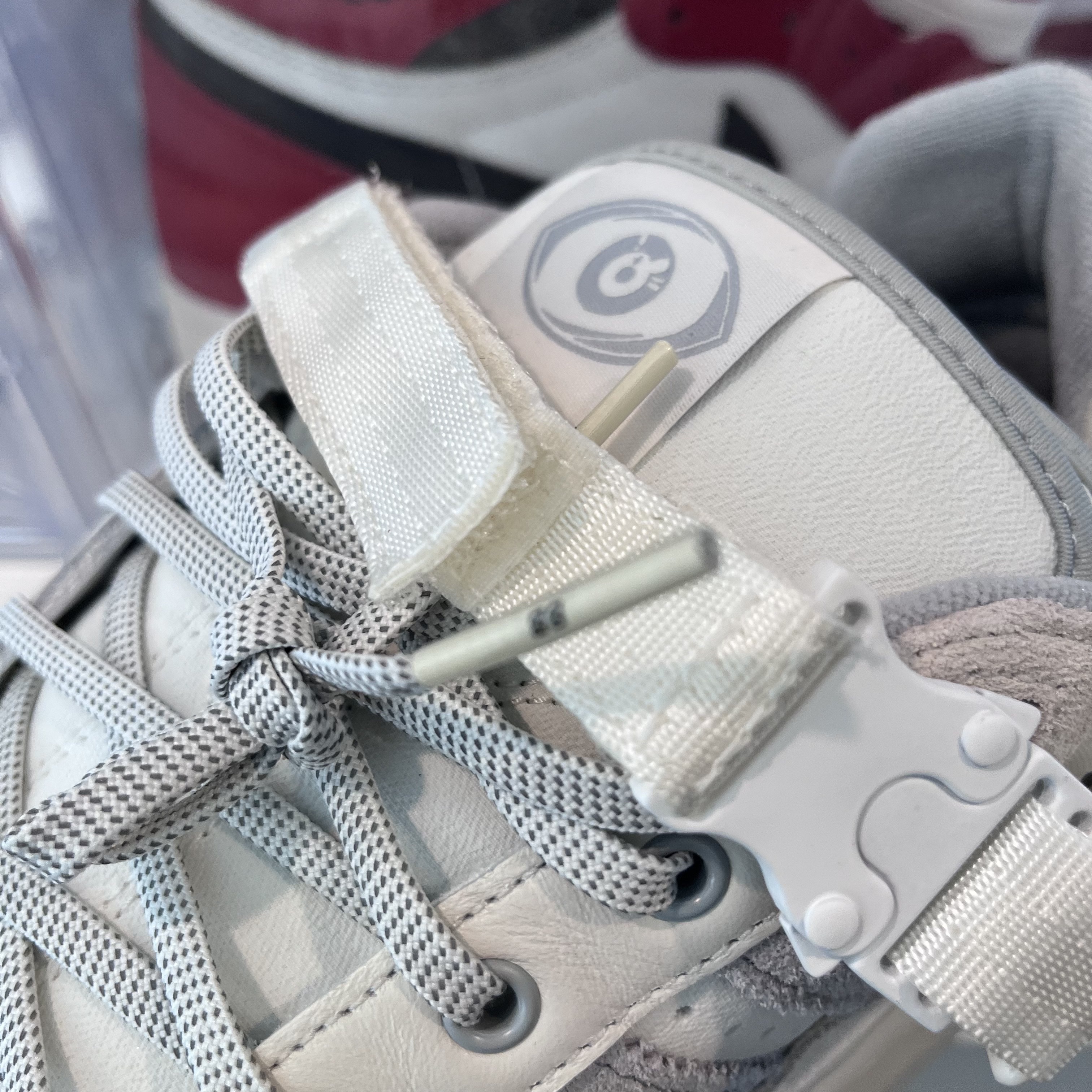 Adidas x Bad Bunny Forum Low Cloud White Clear Onix 착용 스타일 - 2