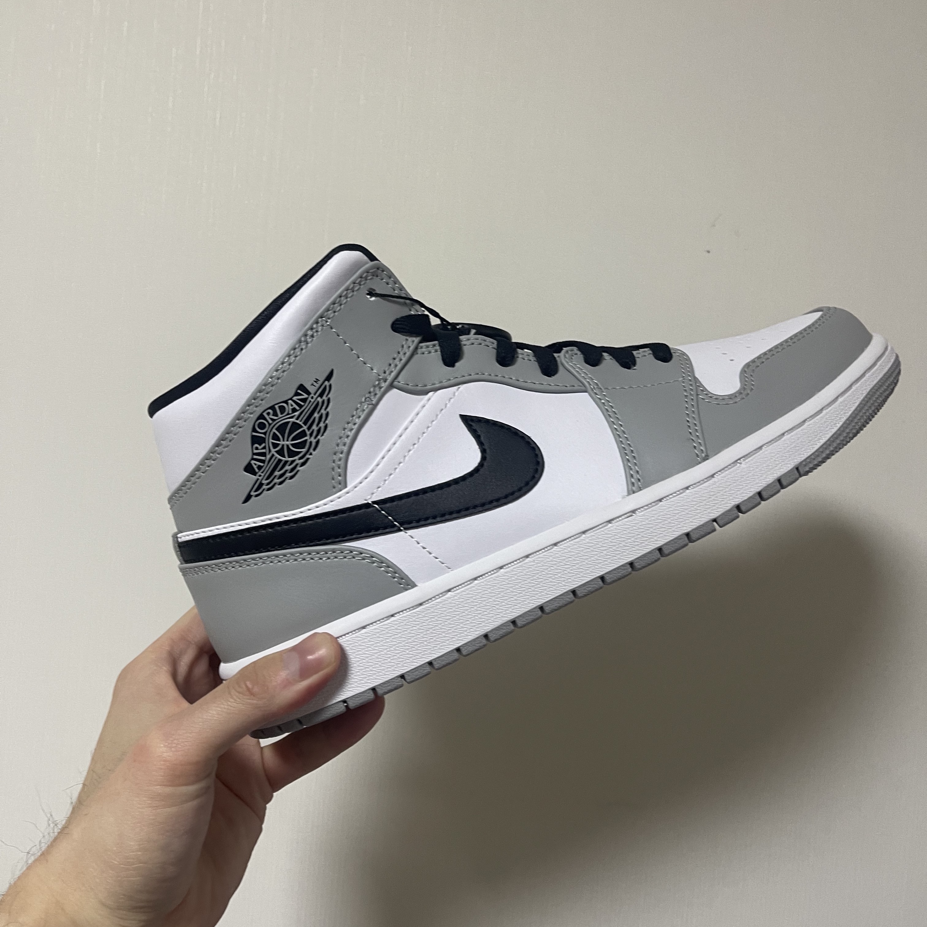Jordan 1 Mid Light Smoke Grey 착용 스타일 - 1