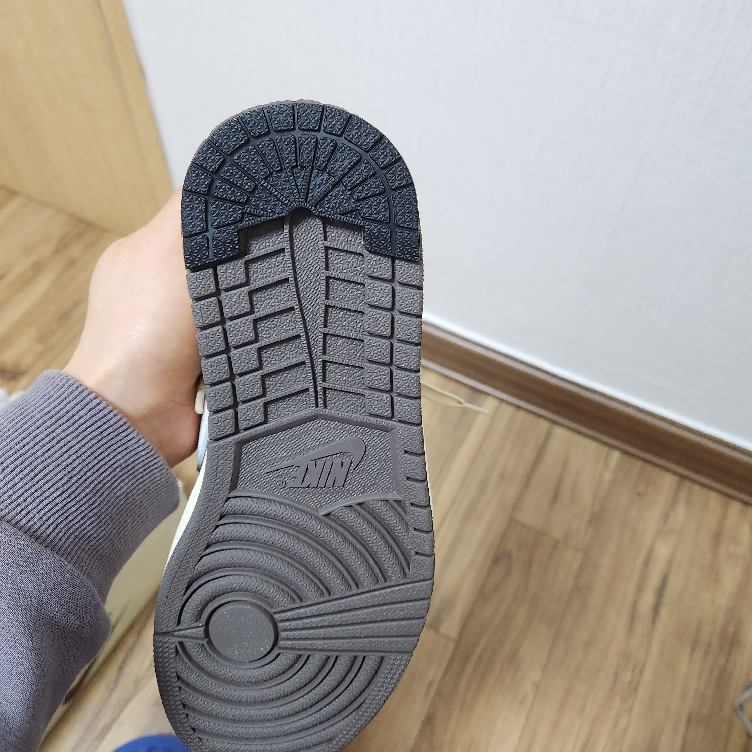 Jordan 1 x Travis Scott Retro Low OG SP Sail and Ridgerock 착용 스타일 - 1