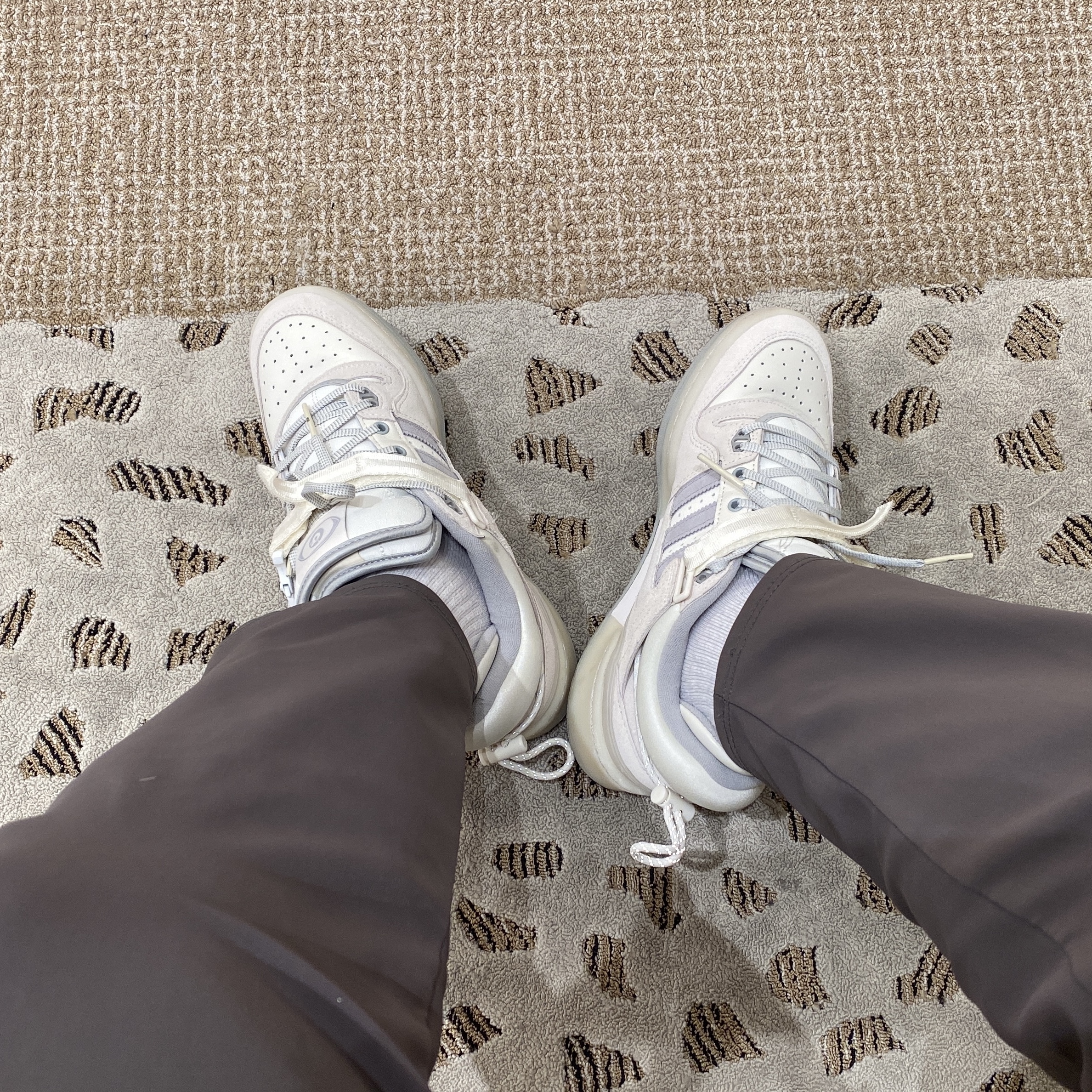 Adidas x Bad Bunny Forum Low Cloud White Clear Onix 착용 스타일