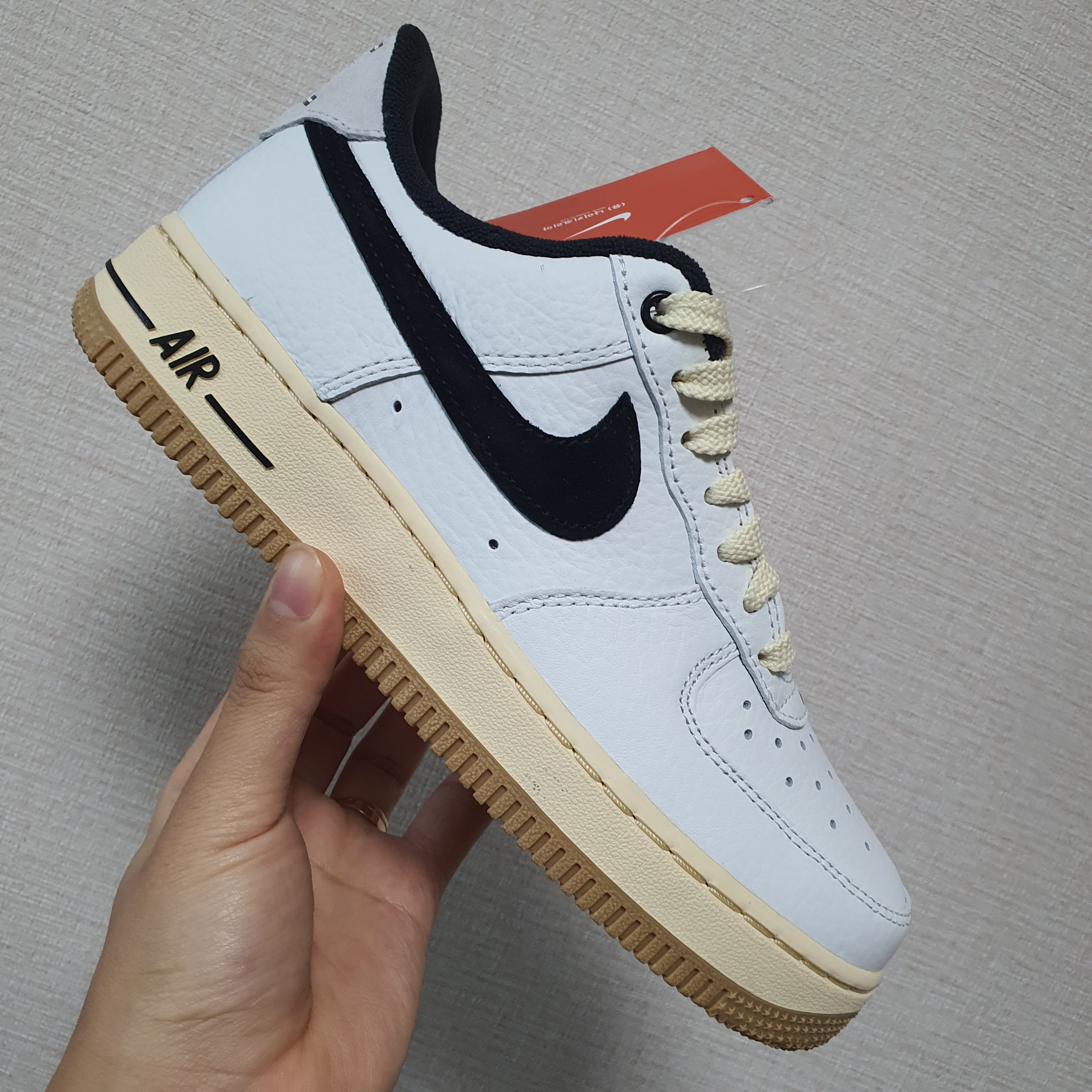 (W) Nike Air Force 1 '07 LX Black and Summit White 착용 스타일 - 2