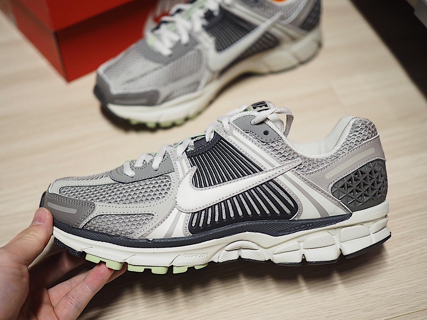 (W) Nike Zoom Vomero 5 Cobblestone and Flat Pewter 착용 스타일 - 3