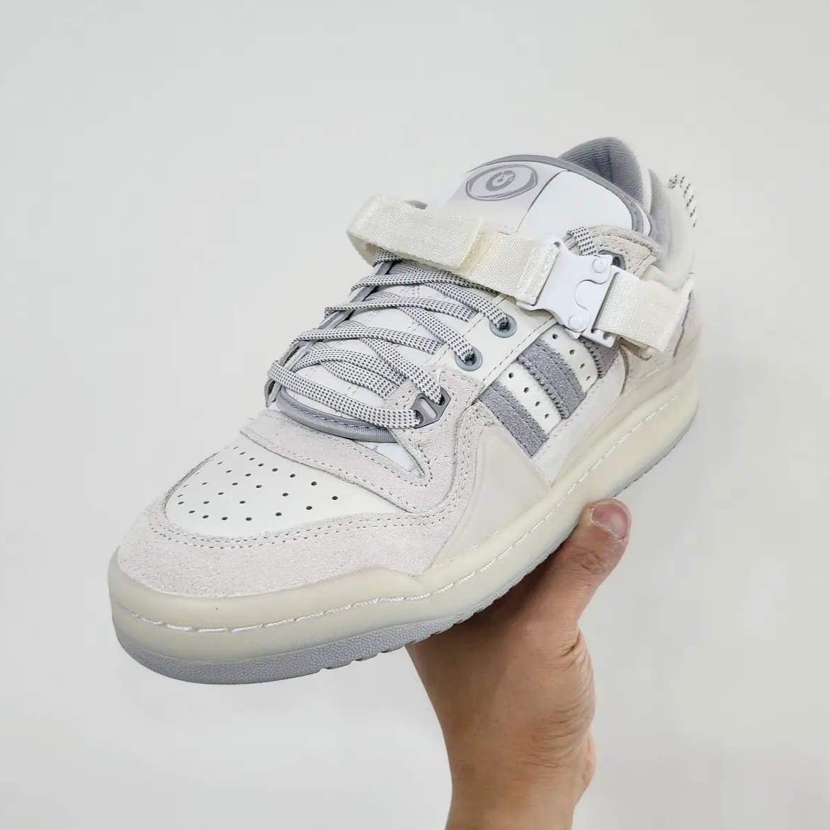 Adidas x Bad Bunny Forum Low Cloud White Clear Onix 착용 스타일 - 1