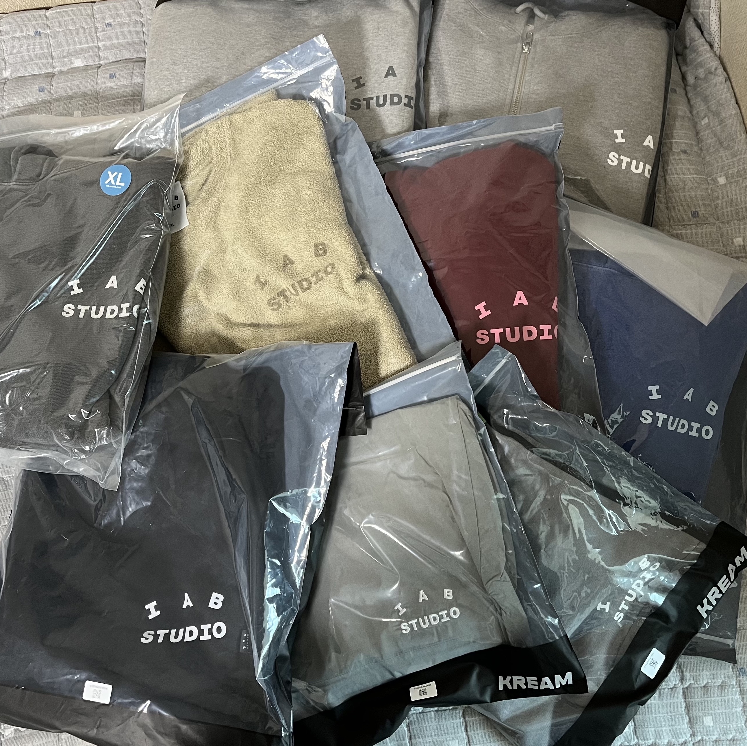 IAB Studio Pigment Hoodie & Sack Black, IAB Studio Zip-Up Hoodie Gray - 22FW 착용 스타일