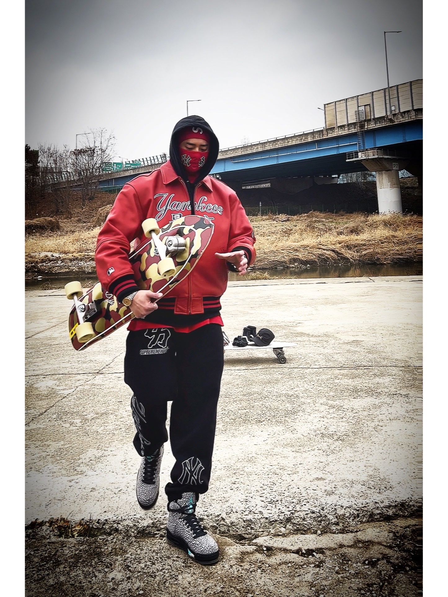 Supreme x MLB Kanji Teams Lightweight Balaclava Yankees Red - 22FW, Supreme x MLB Kanji Teams Lightweight Balaclava White Sox Black - 22FW 착용 스타일 - 3