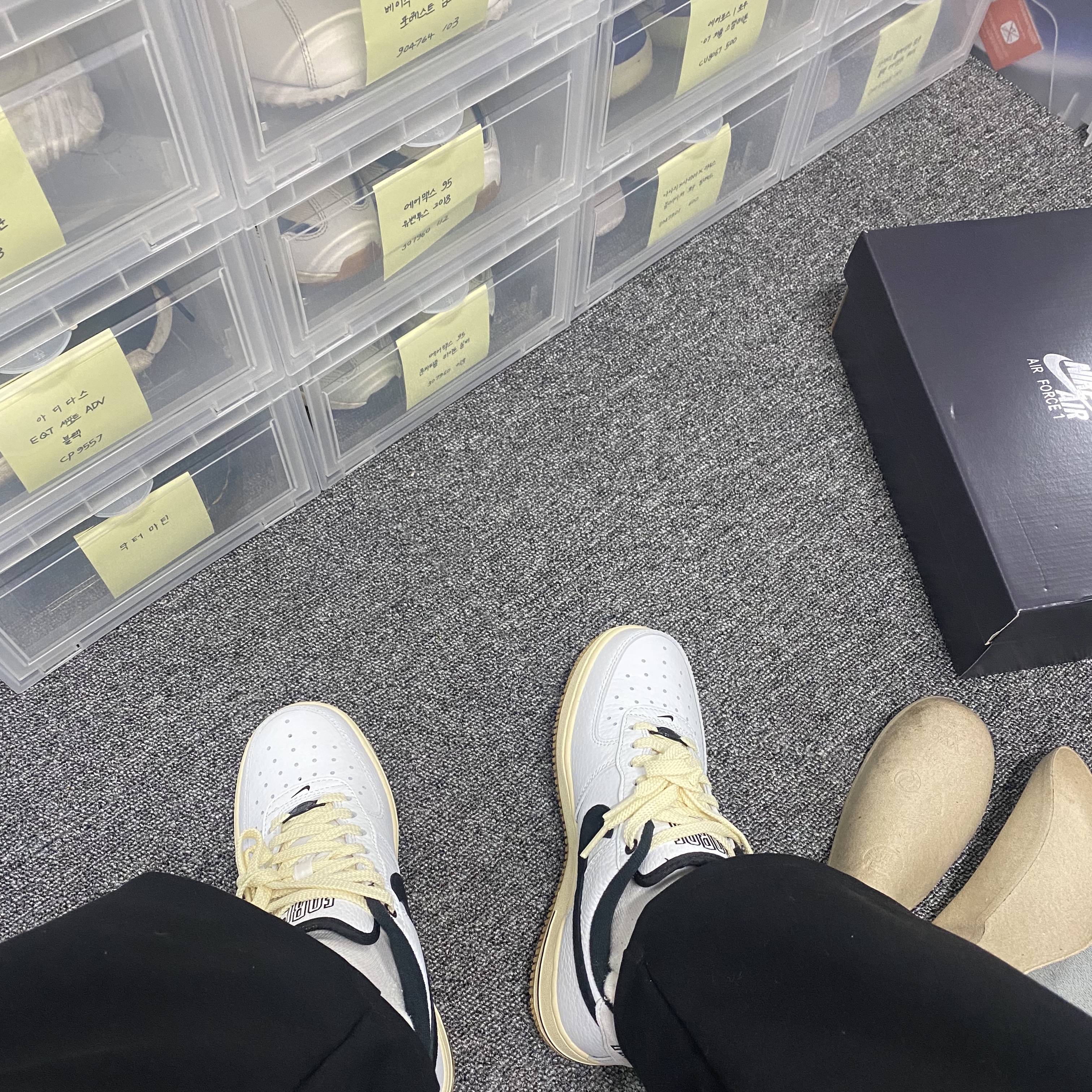 (W) Nike Air Force 1 '07 LX Black and Summit White 착용 스타일 - 2