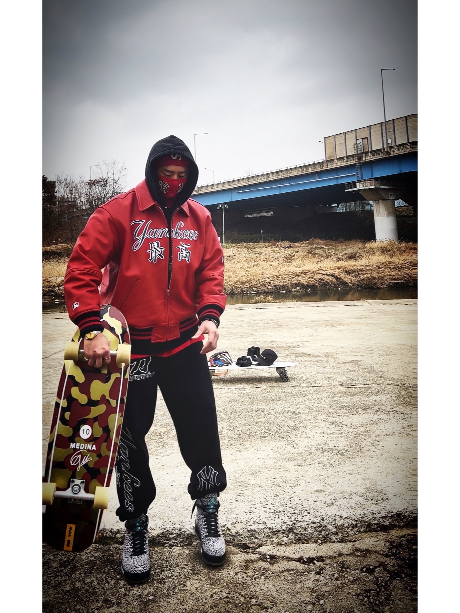 Supreme x MLB Kanji Teams Lightweight Balaclava Yankees Red - 22FW, Supreme x MLB Kanji Teams Lightweight Balaclava White Sox Black - 22FW 착용 스타일 - 1