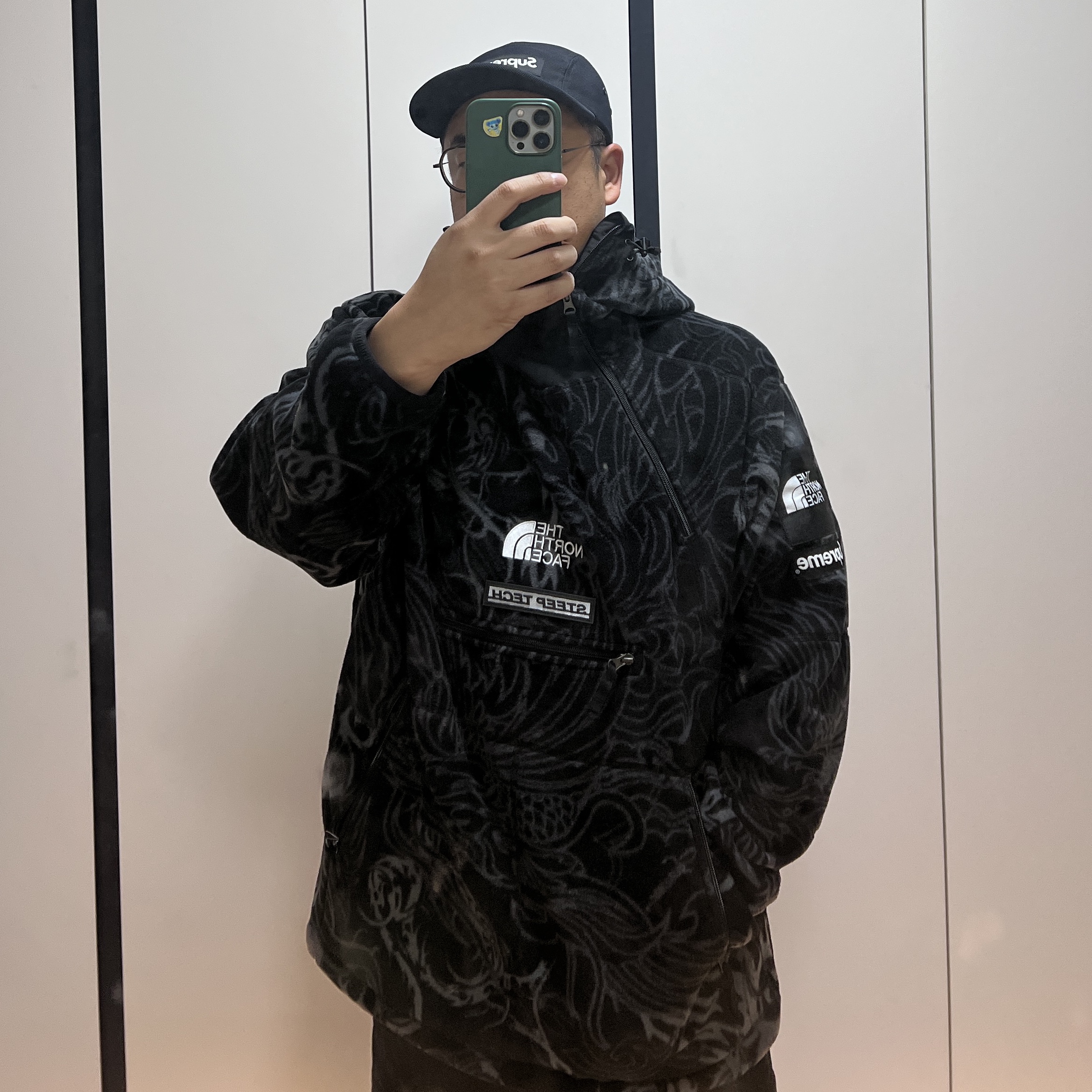 Supreme x The North Face Steep Tech Fleece Pullover Black Dragon - 22FW 착용 스타일
