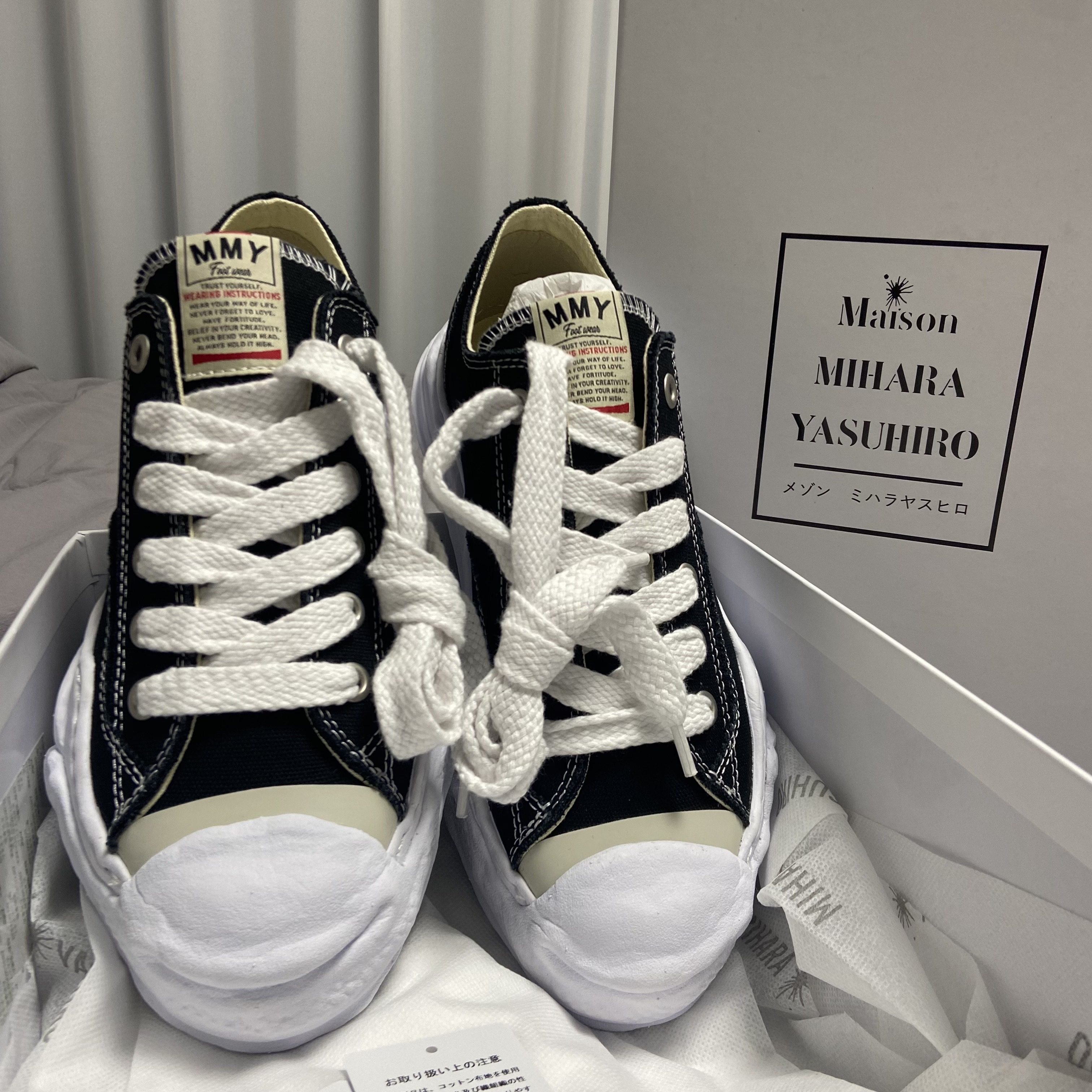 Maison Mihara Yasuhiro Hank OG Sole Canvas Low-top Sneakers Black 착용 스타일 - 1