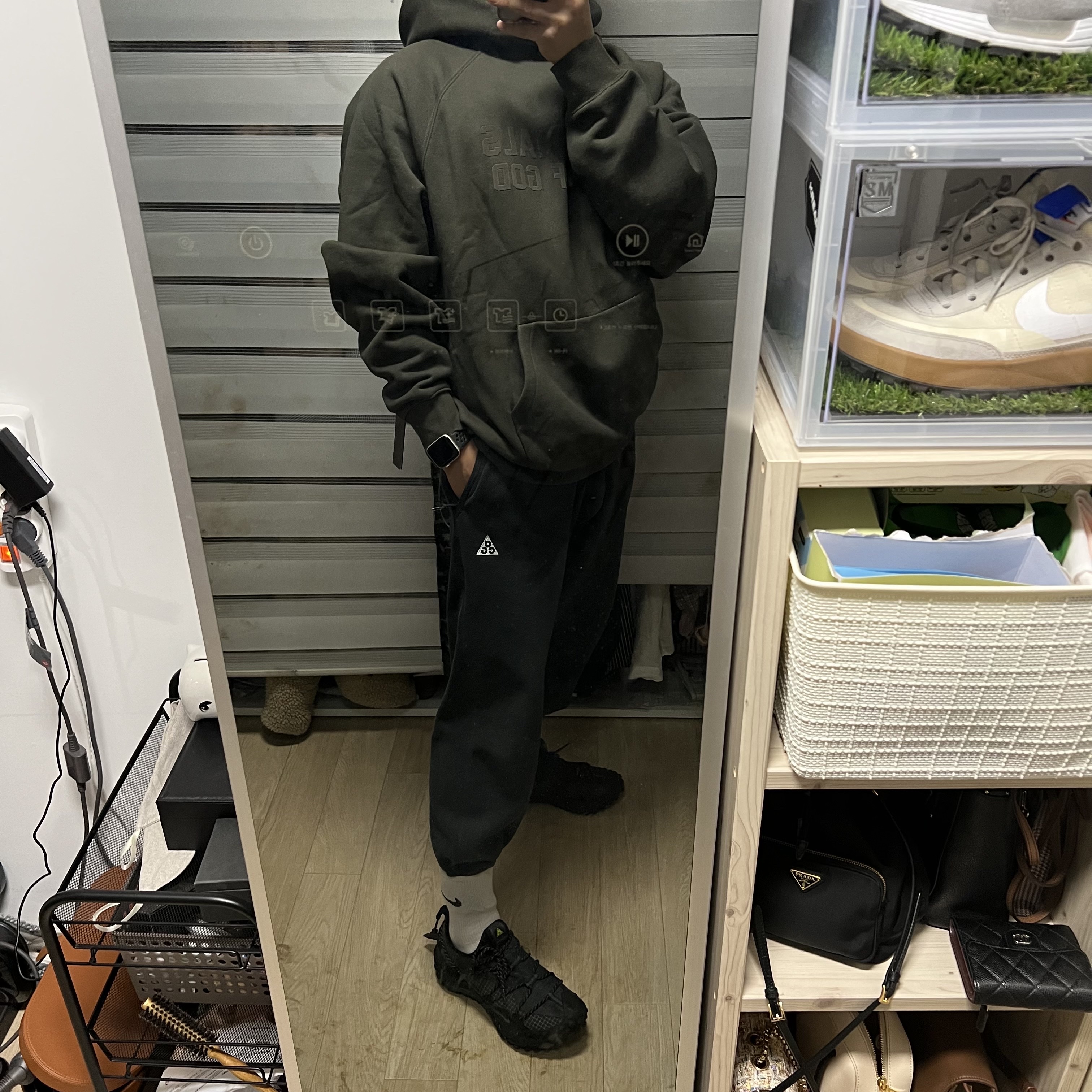 Essentials Hoodie Off Black - 22FW, Nike ACG Mountain Fly Low Gore-Tex SE Dark Smoke Grey 착용 스타일 - 2