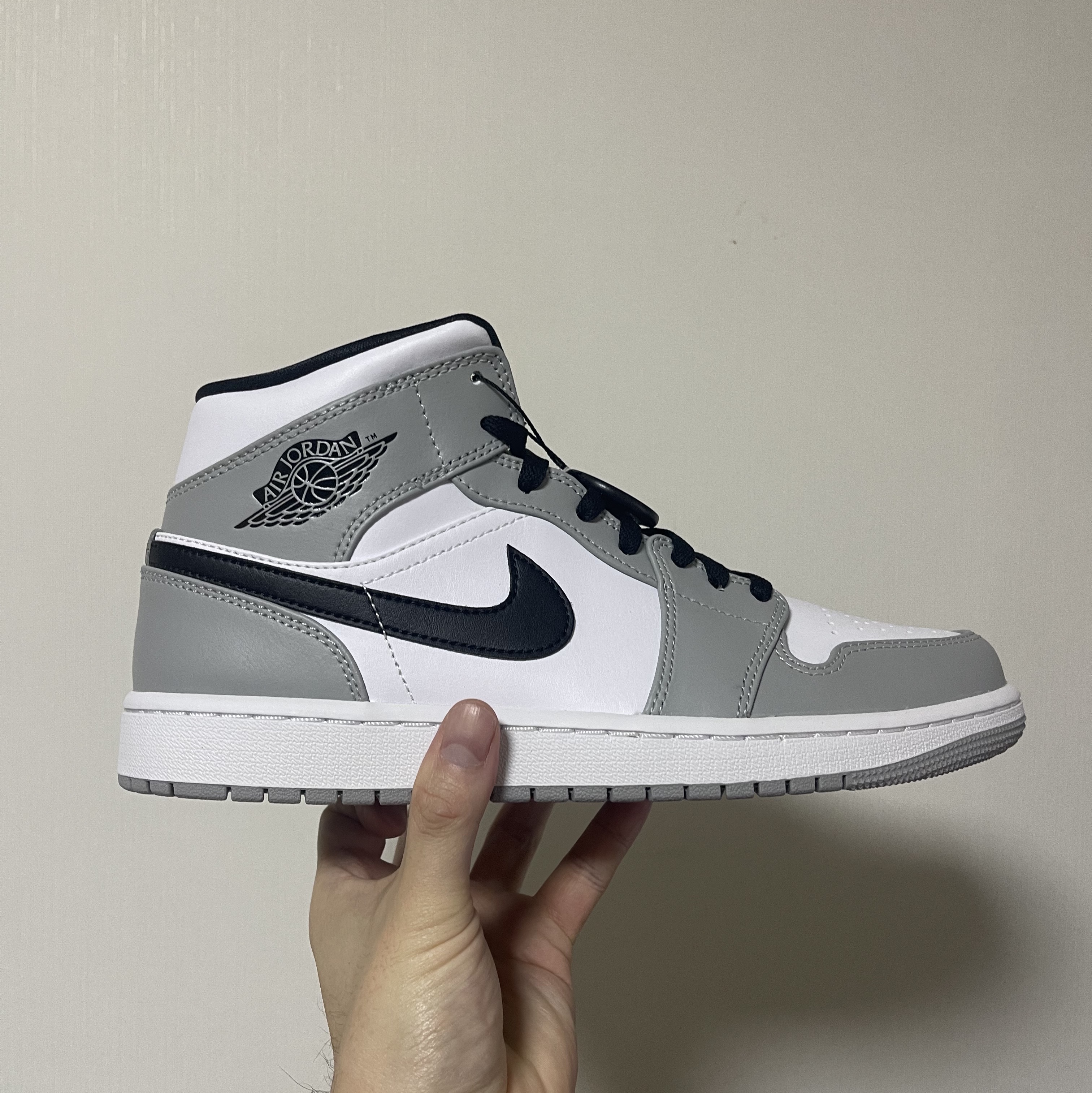 Jordan 1 Mid Light Smoke Grey 착용 스타일 - 3
