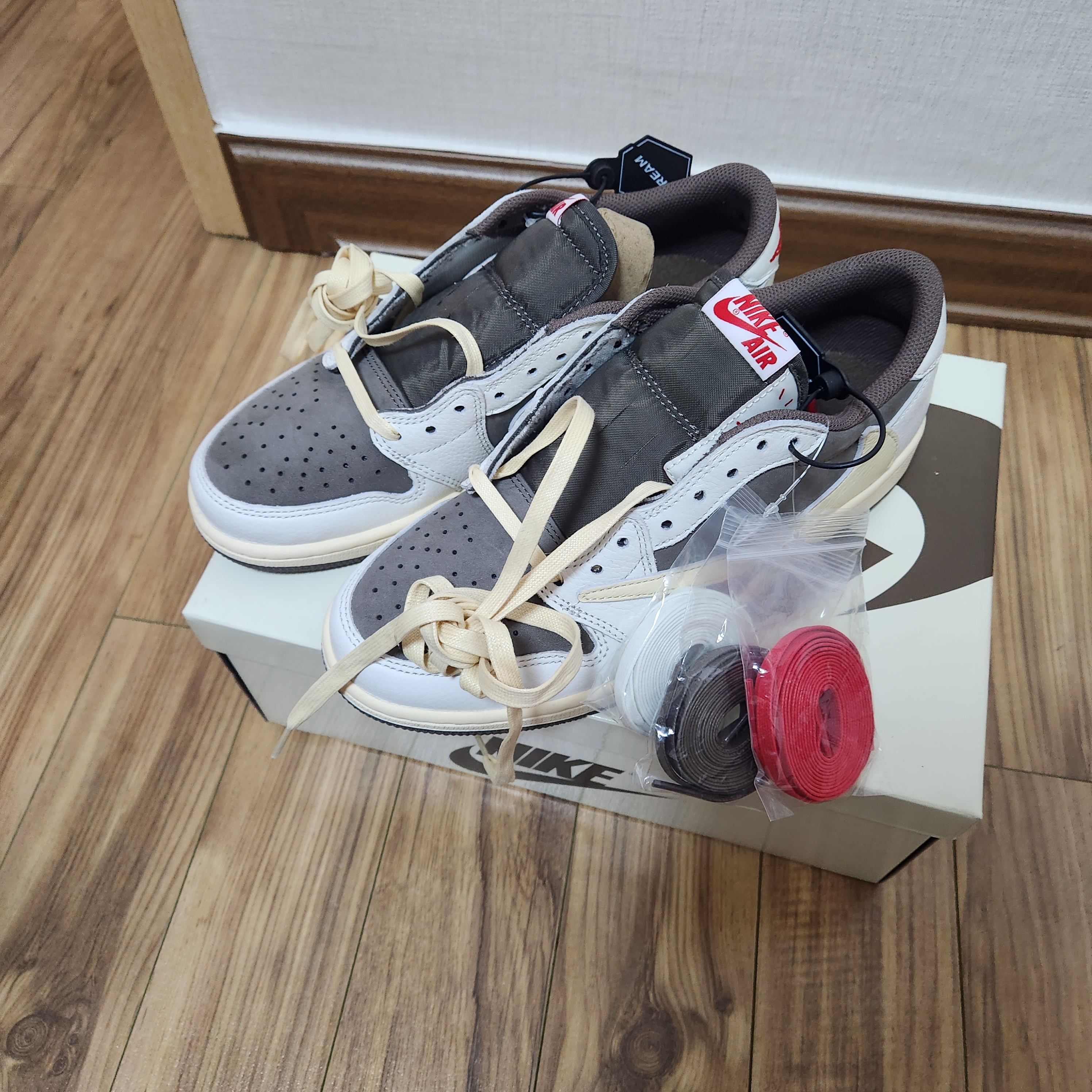 Jordan 1 x Travis Scott Retro Low OG SP Sail and Ridgerock, Jordan 1 Low Golf Court Purple 착용 스타일 - 1