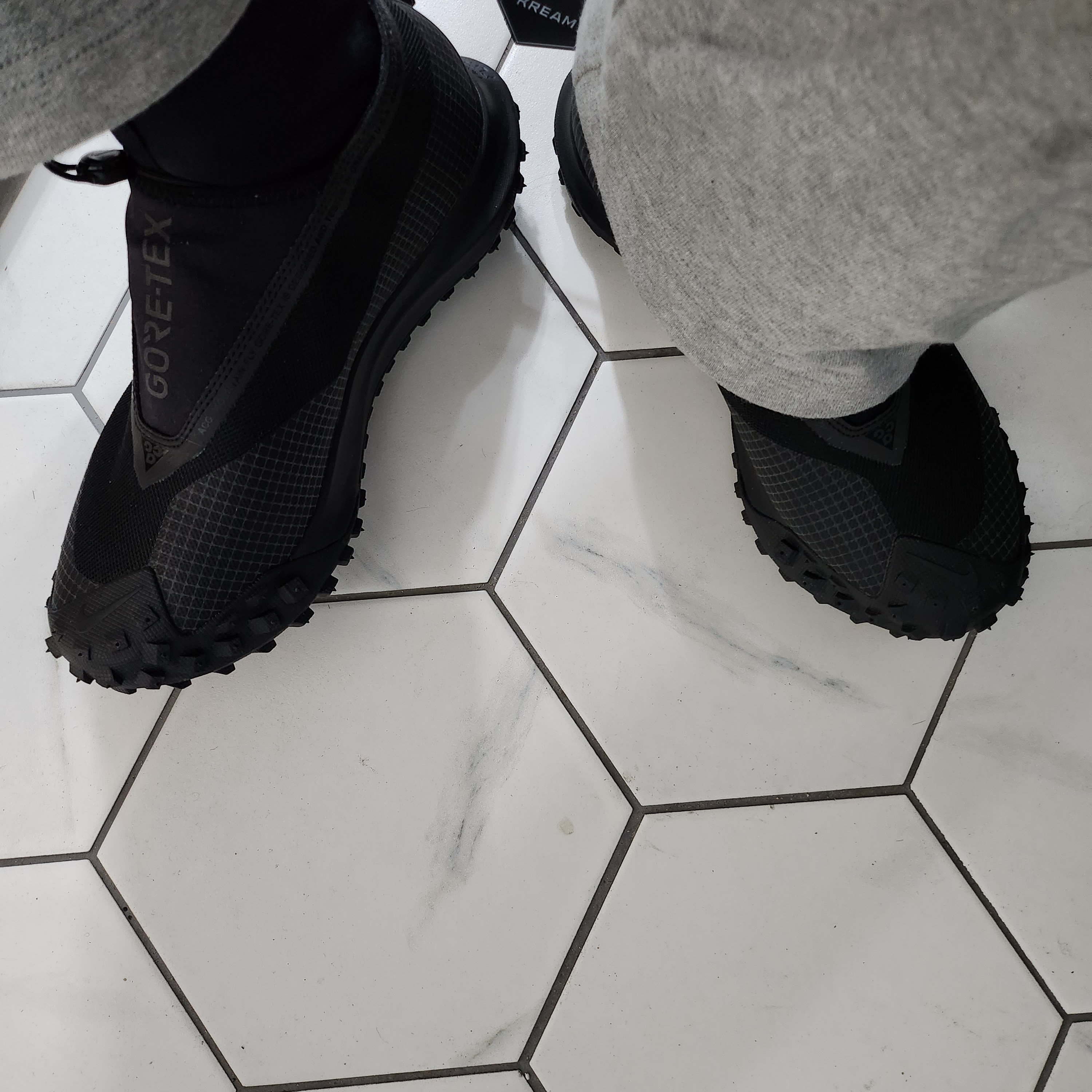 Nike ACG Mountain Fly Gore-Tex Black and Dark Grey 착용 스타일