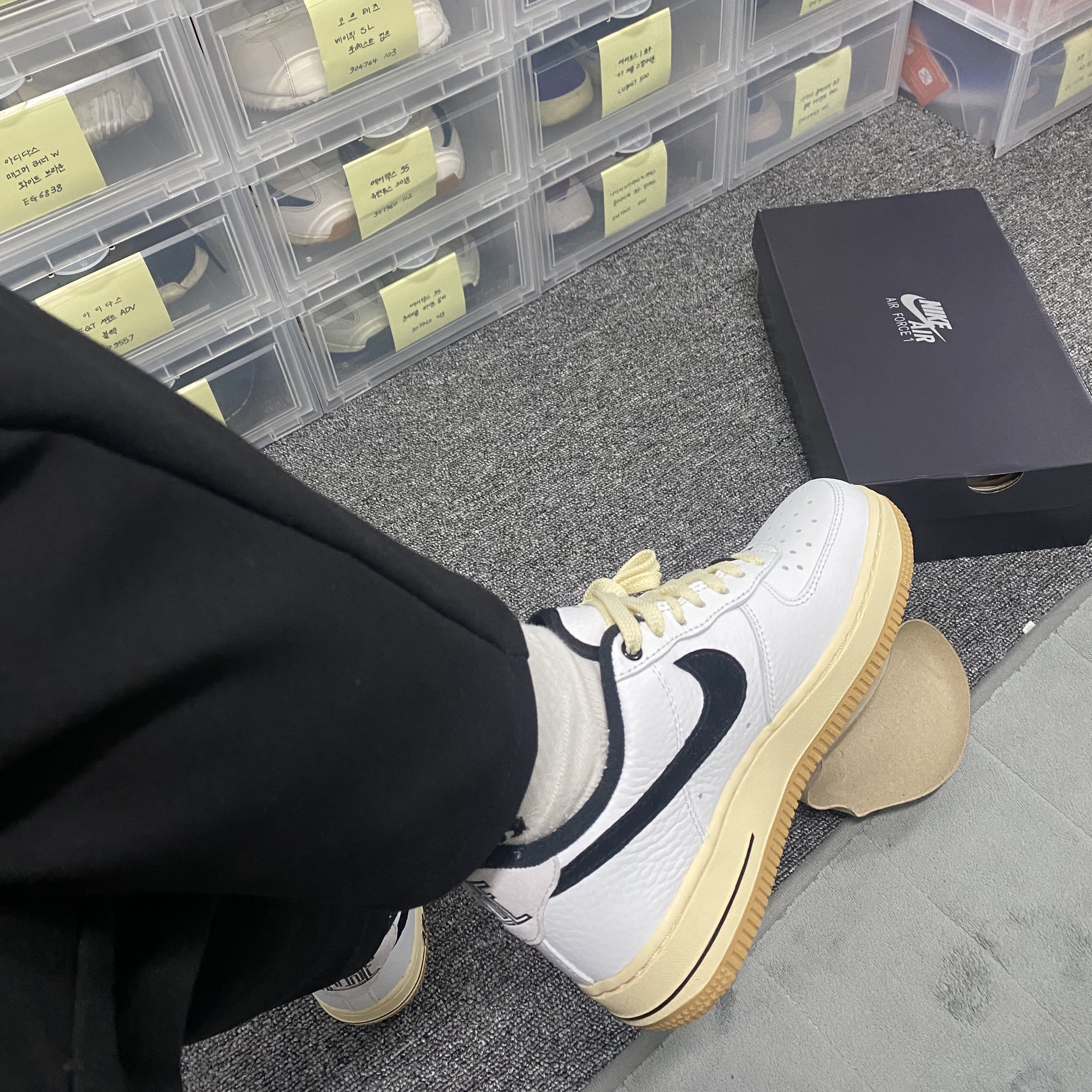 (W) Nike Air Force 1 '07 LX Black and Summit White 착용 스타일 - 3