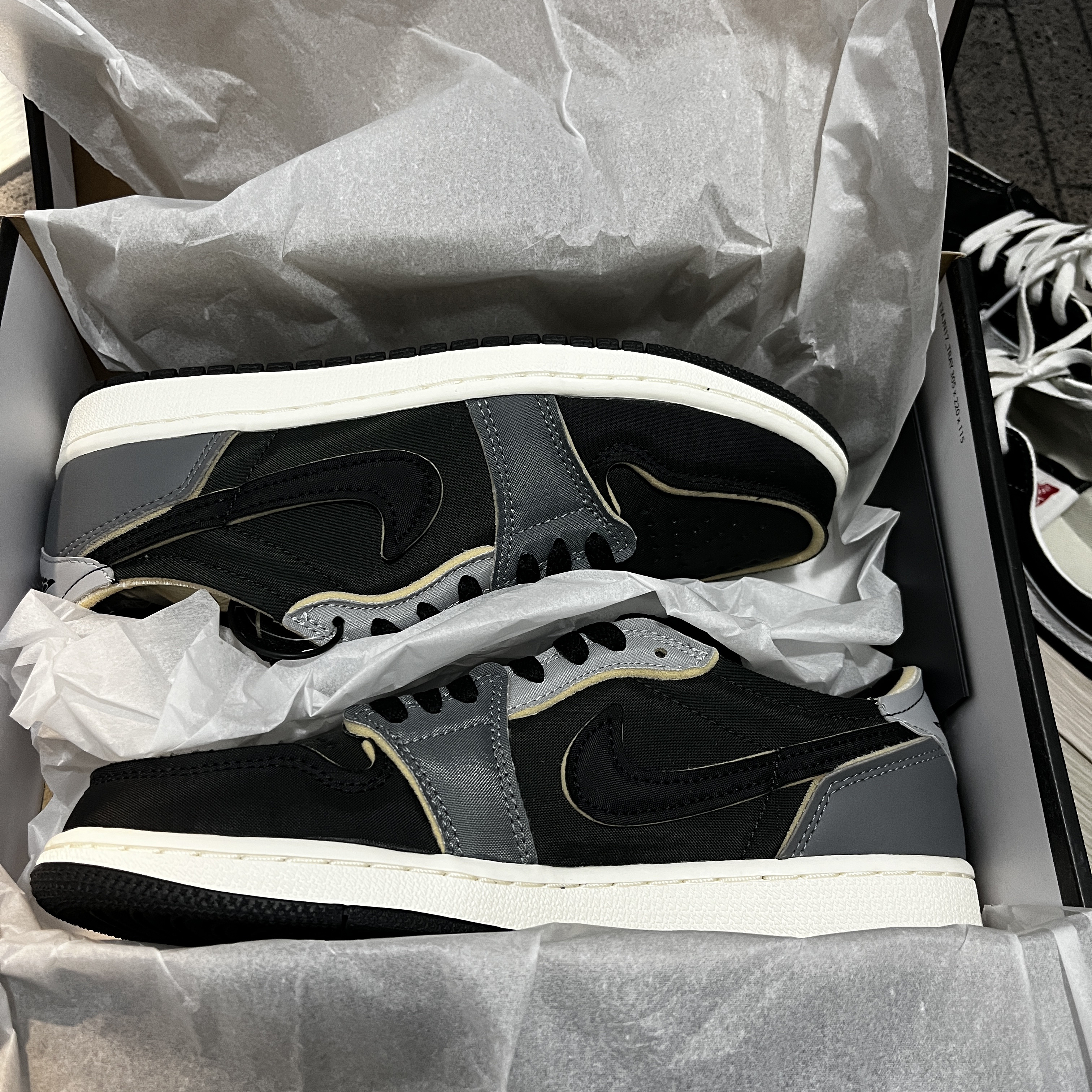 Jordan 1 Retro Low OG EX Black and Smoke Grey 착용 스타일 - 2