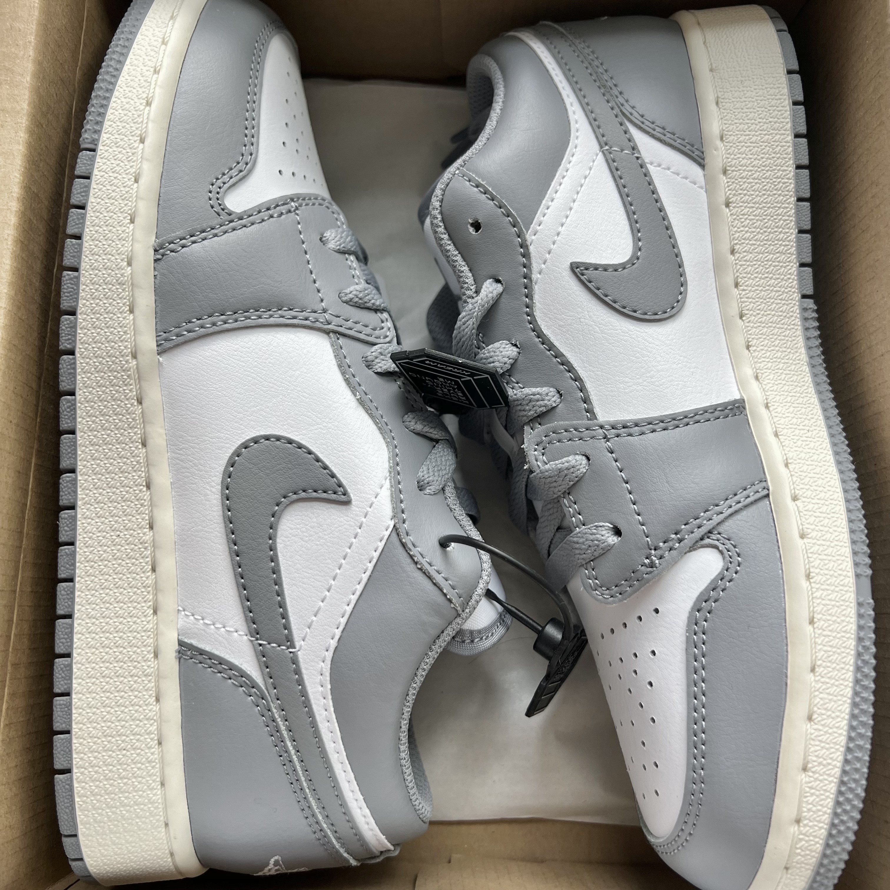 (GS) Jordan 1 Low Stealth and White 착용 스타일 - 1