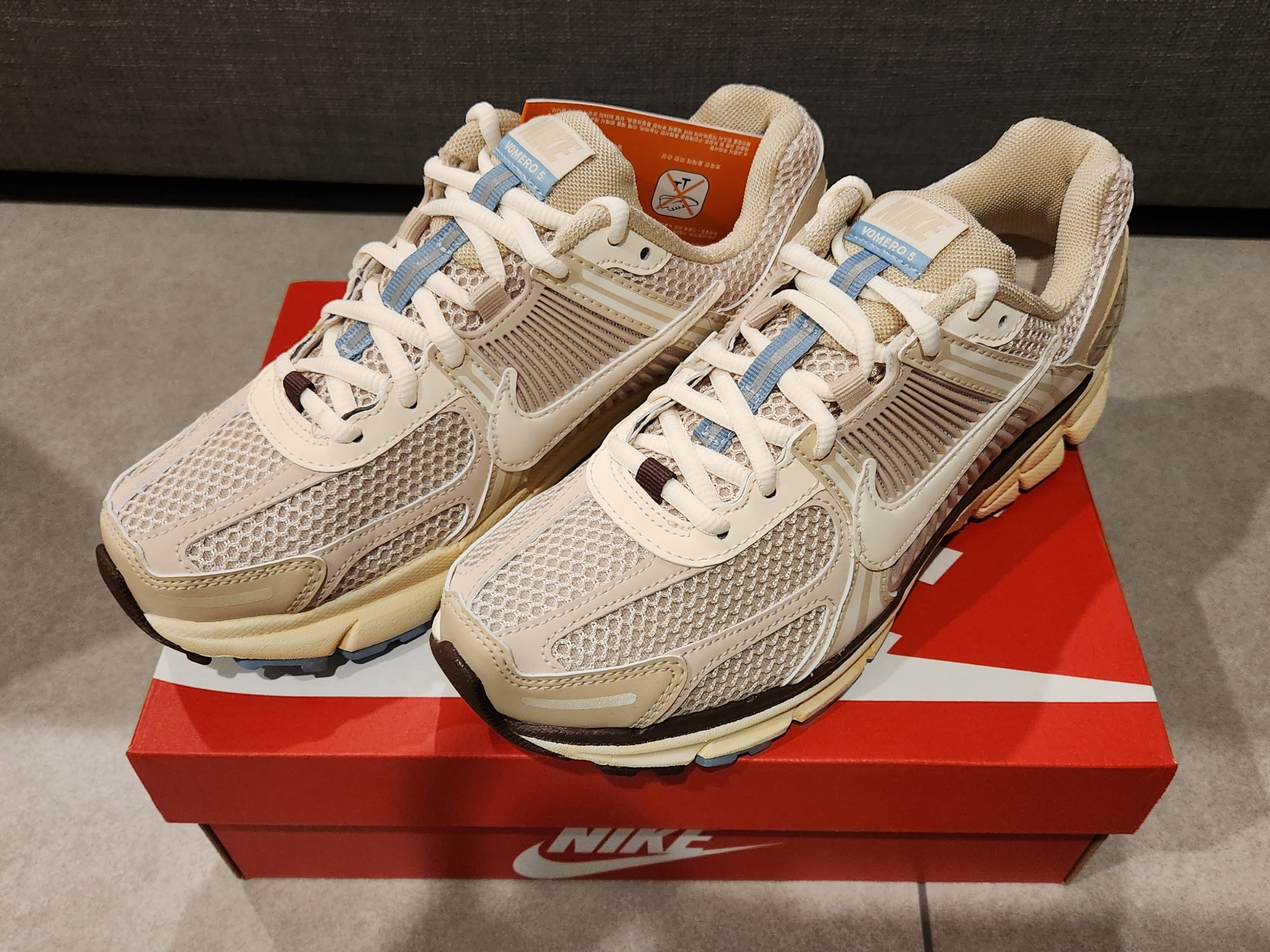 (W) Nike Zoom Vomero 5 Oatmeal 착용 스타일