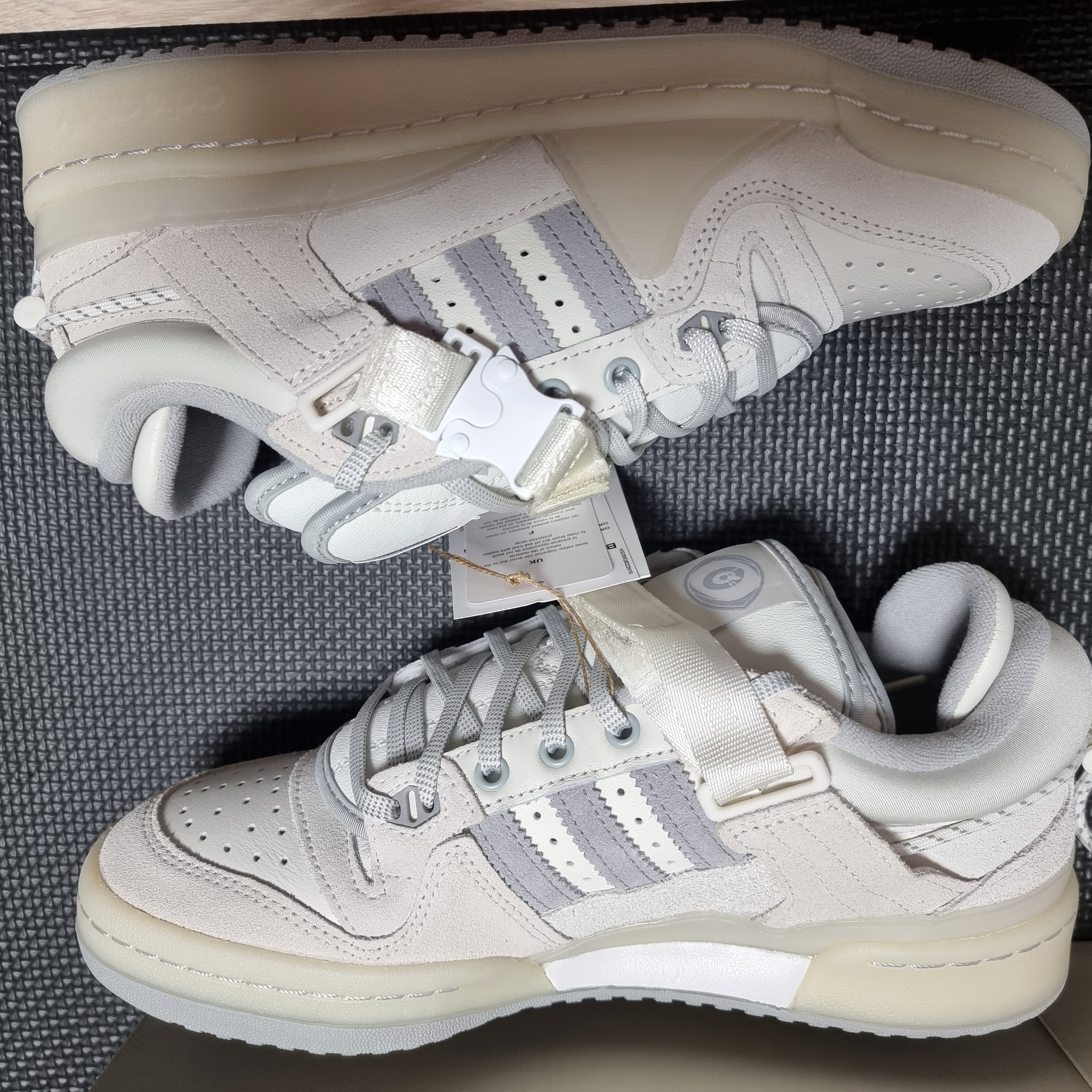 Adidas x Bad Bunny Forum Low Cloud White Clear Onix 착용 스타일 - 3