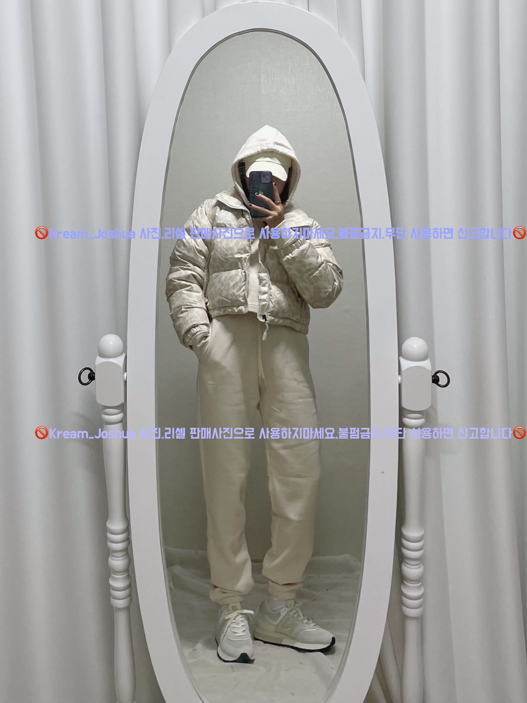 (W) The North Face Print Nuptse Short Jacket Silver Grey Leopard Print, COS Quilted Oversized Shoulder Bag Off White Light Beige 착용 스타일 - 3