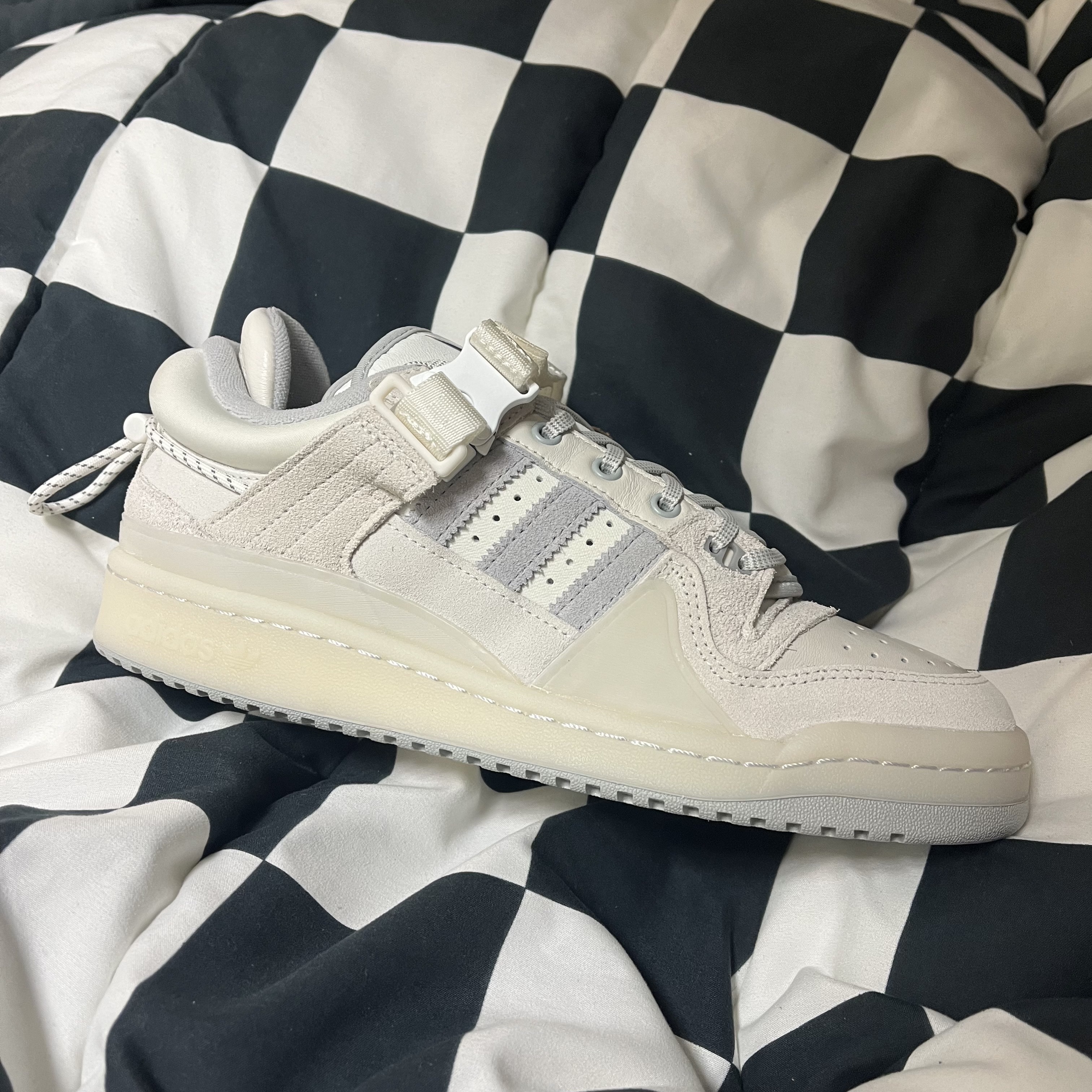 Adidas x Bad Bunny Forum Low Cloud White Clear Onix 착용 스타일