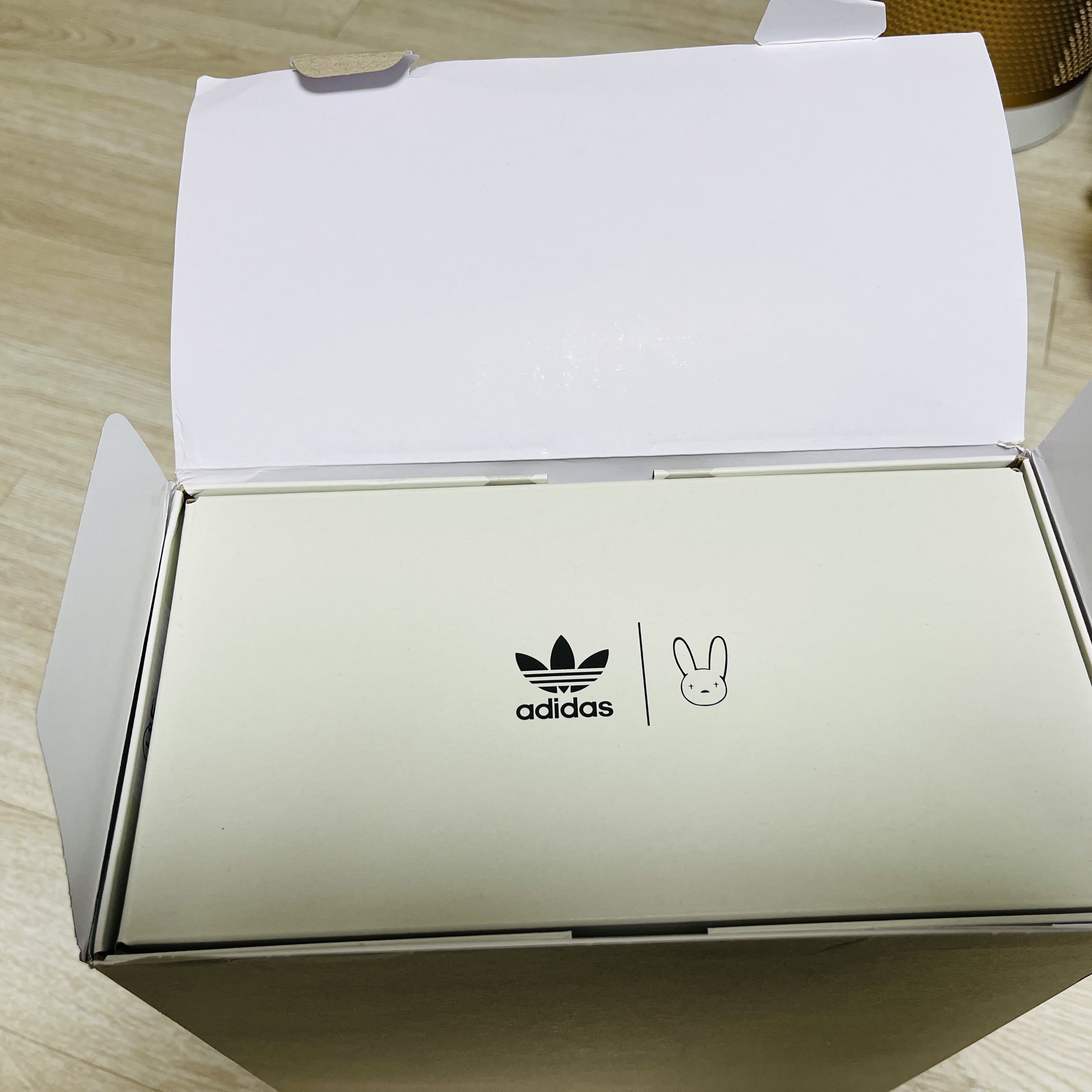 Adidas x Bad Bunny Forum Low Cloud White Clear Onix 착용 스타일 - 2