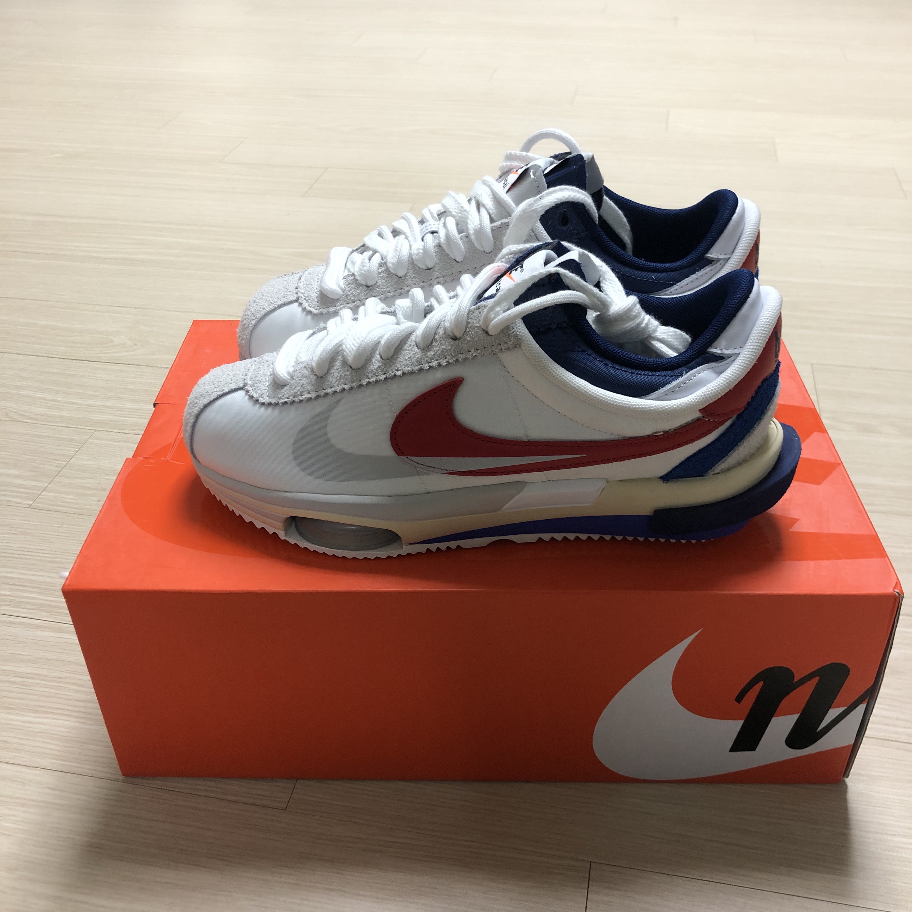 Nike x Sacai Zoom Cortez SP White and University Red 착용 스타일 - 3