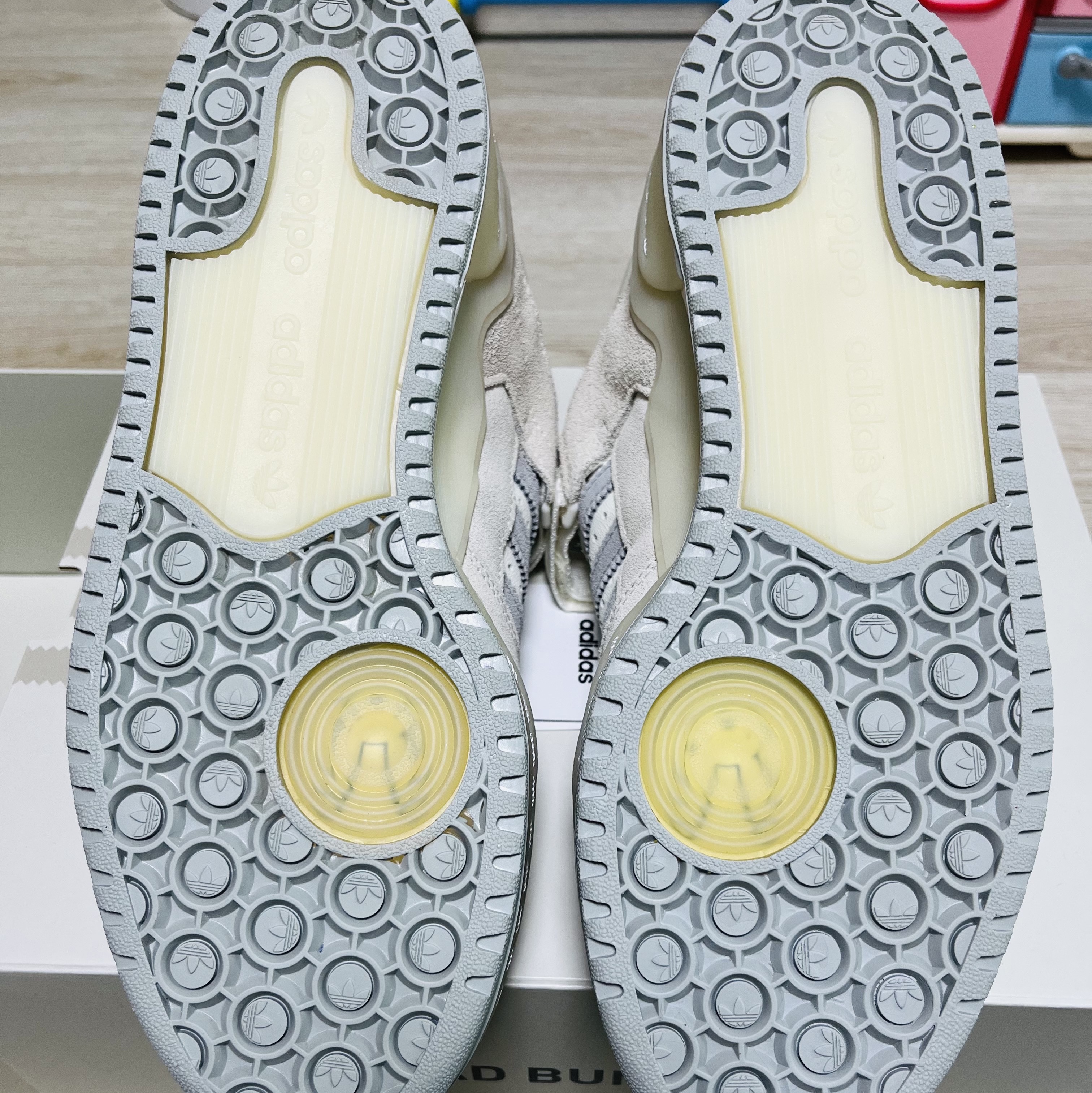 Adidas x Bad Bunny Forum Low Cloud White Clear Onix 착용 스타일 - 3
