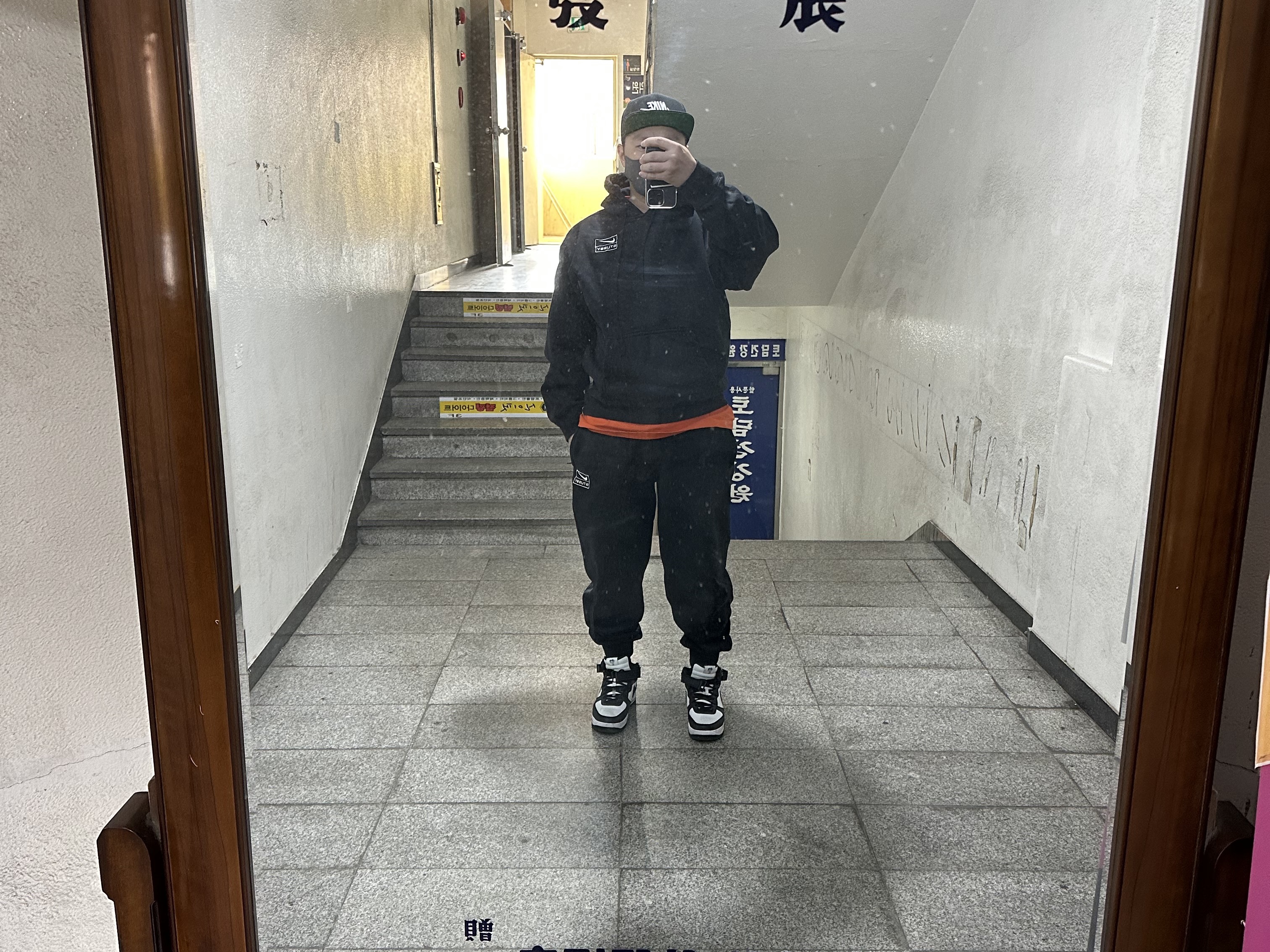 Nike x Stussy NRG RA Washed Pullover Hoodie Black (DN4028-010), Nike x Stussy NRG RA Washed Fleece Pants Black (DN4030-010) 착용 스타일