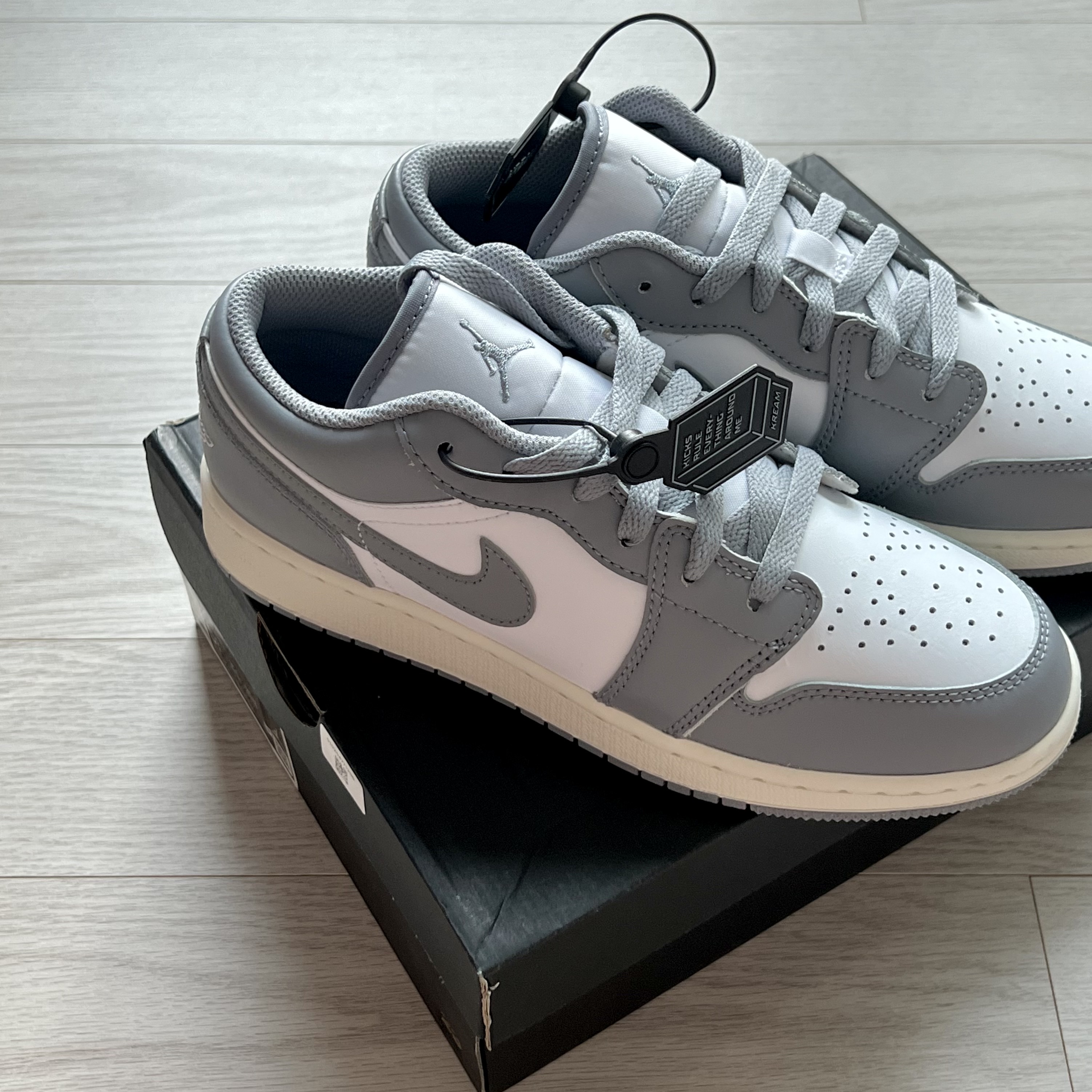 (GS) Jordan 1 Low Stealth and White 착용 스타일 - 2