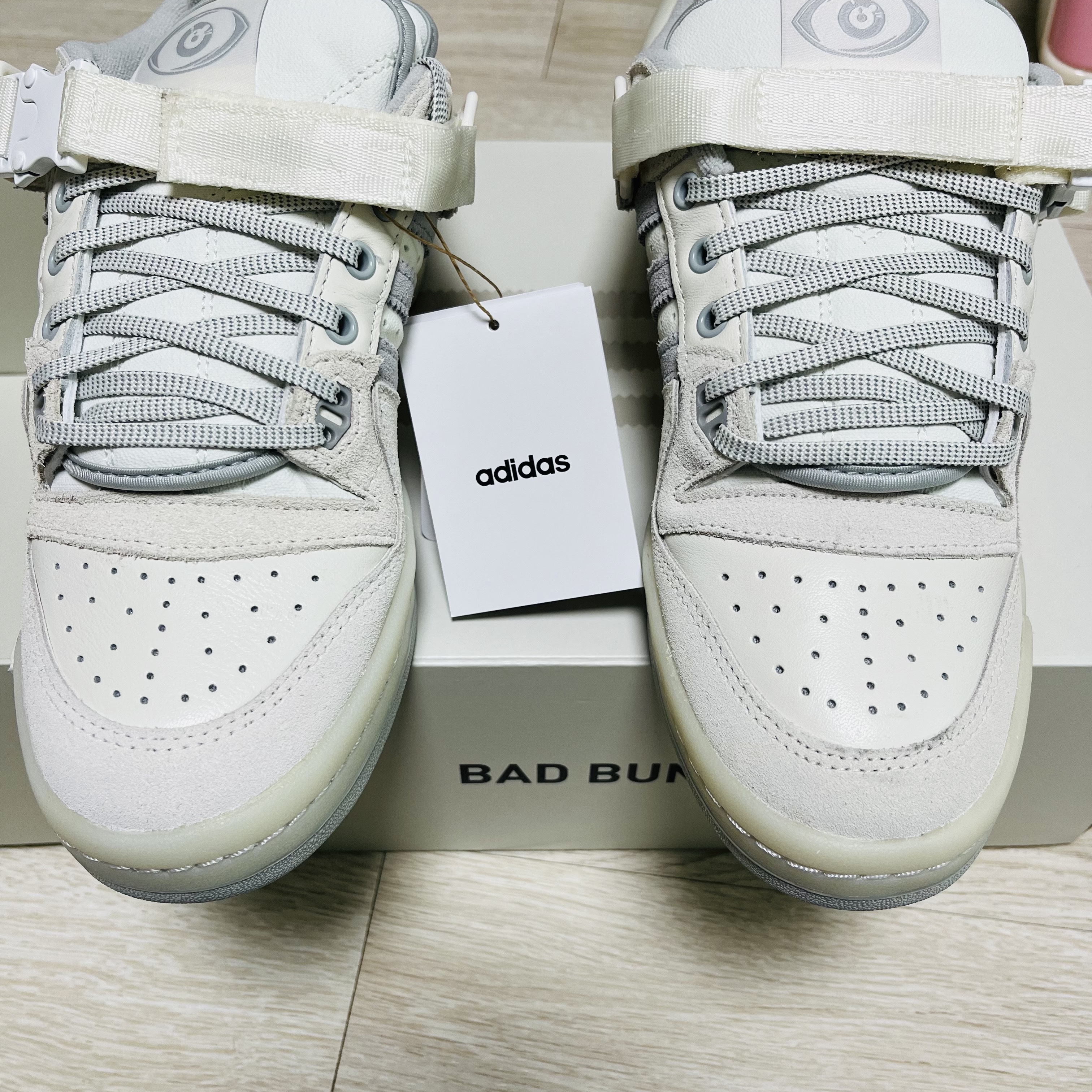 Adidas x Bad Bunny Forum Low Cloud White Clear Onix 착용 스타일 - 1