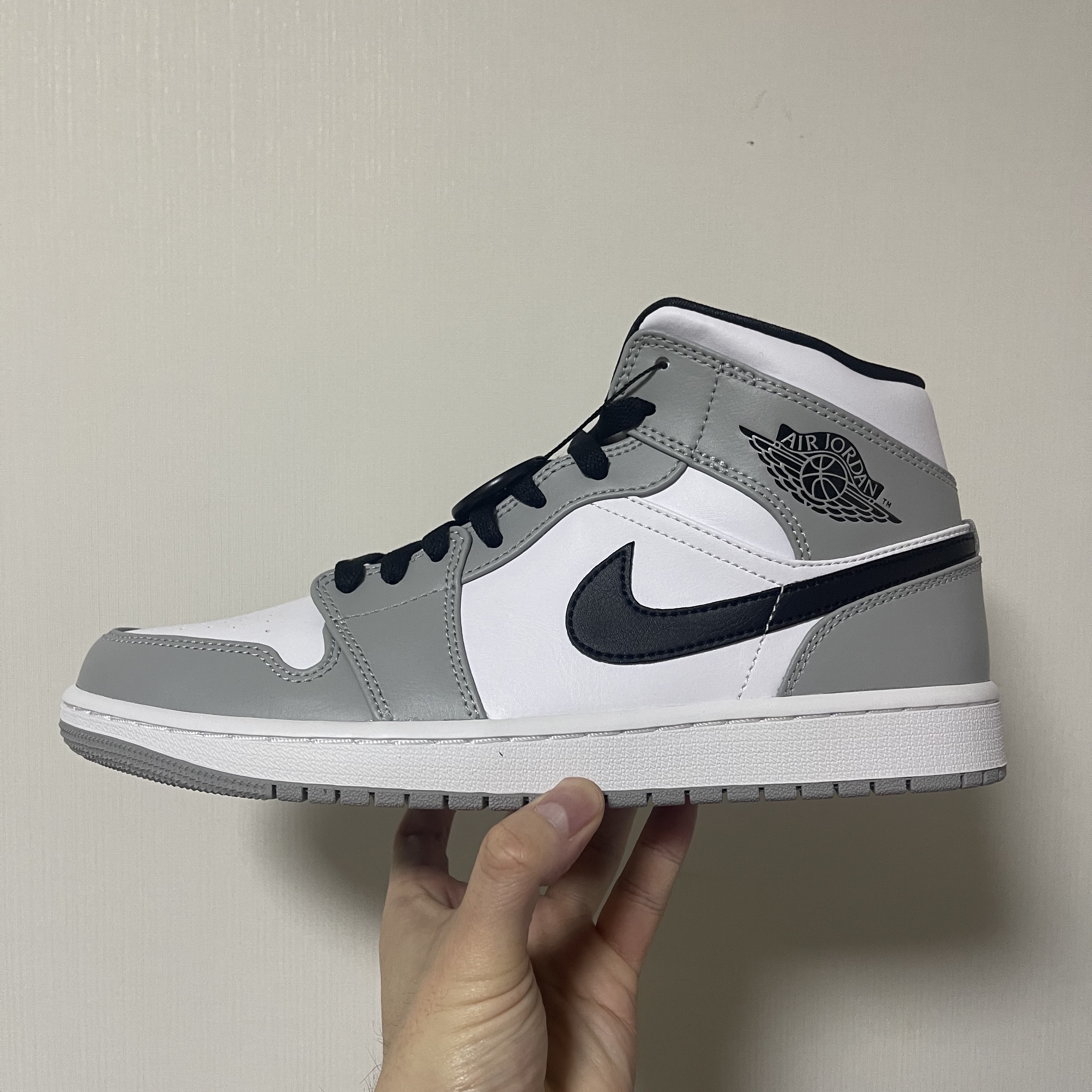 Jordan 1 Mid Light Smoke Grey 착용 스타일 - 2