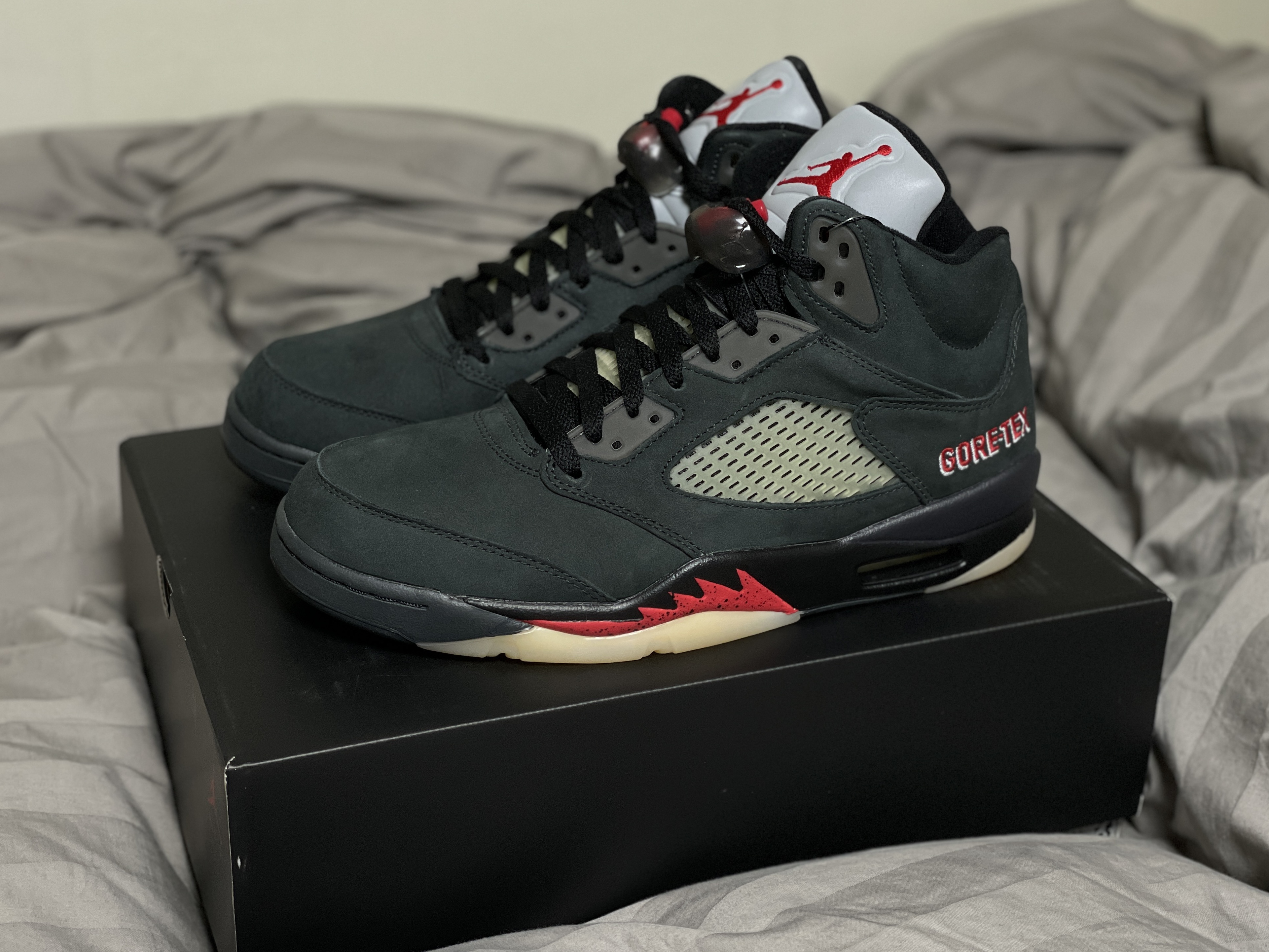(W) Jordan 5 Retro Gore-Tex Off Noir Fire Red 착용 스타일
