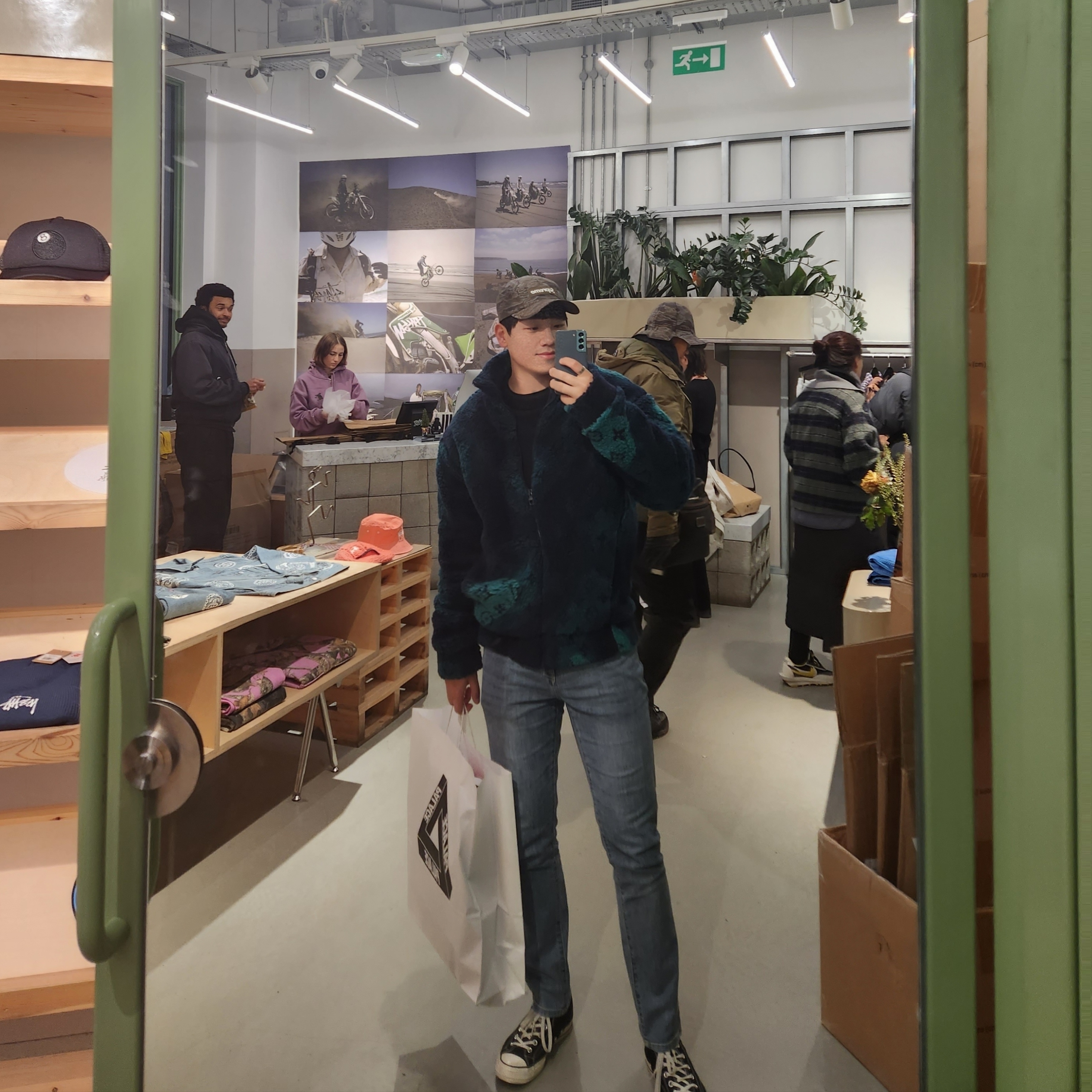 Louis Vuitton Monogram Camo Fleece Blouson Multicolor, Supreme Tiger Camo Reflective Camp Cap Brown - 22FW 착용 스타일