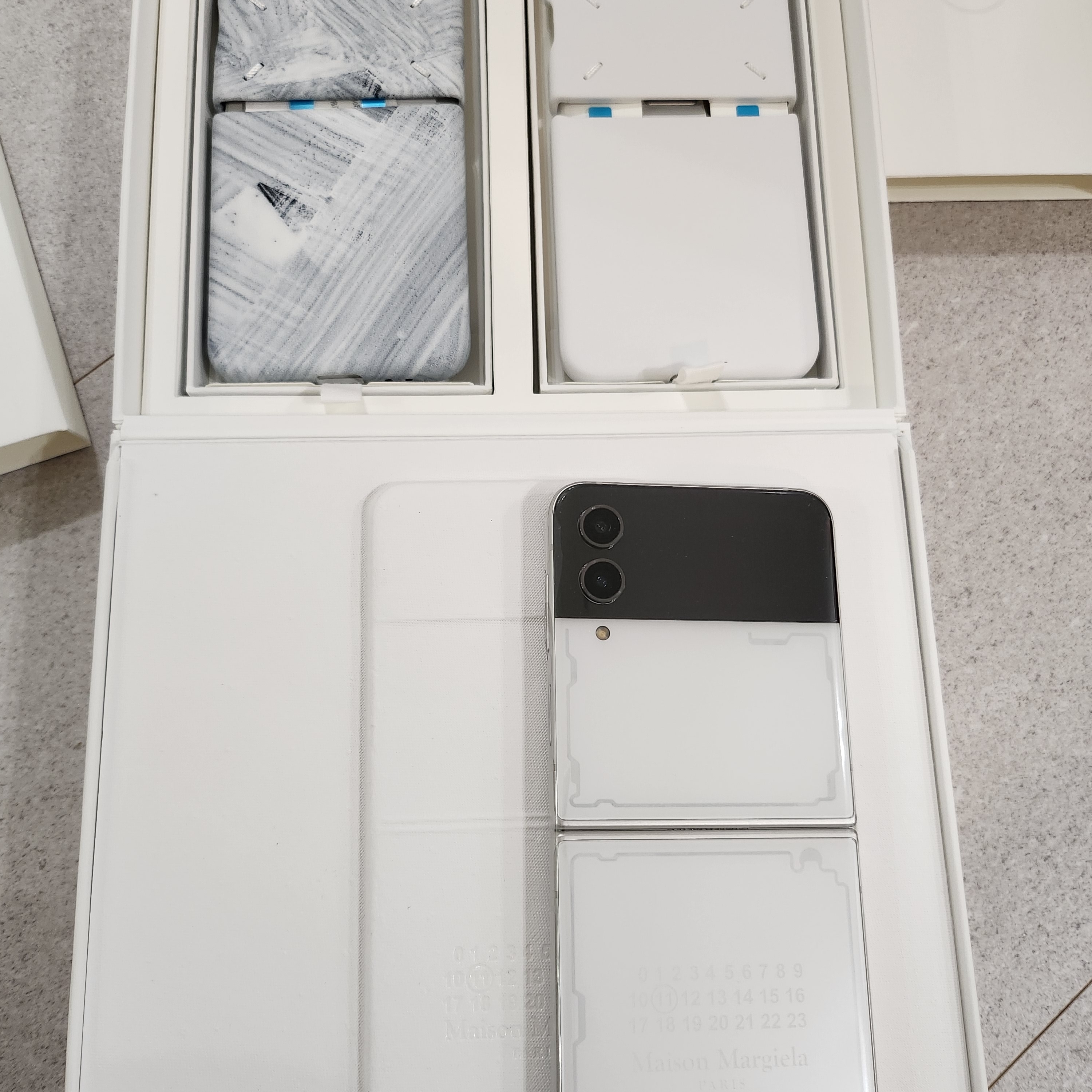 Samsung Galaxy Z Flip4 Maison Margiela Edition (Korean Ver.) 착용 스타일
