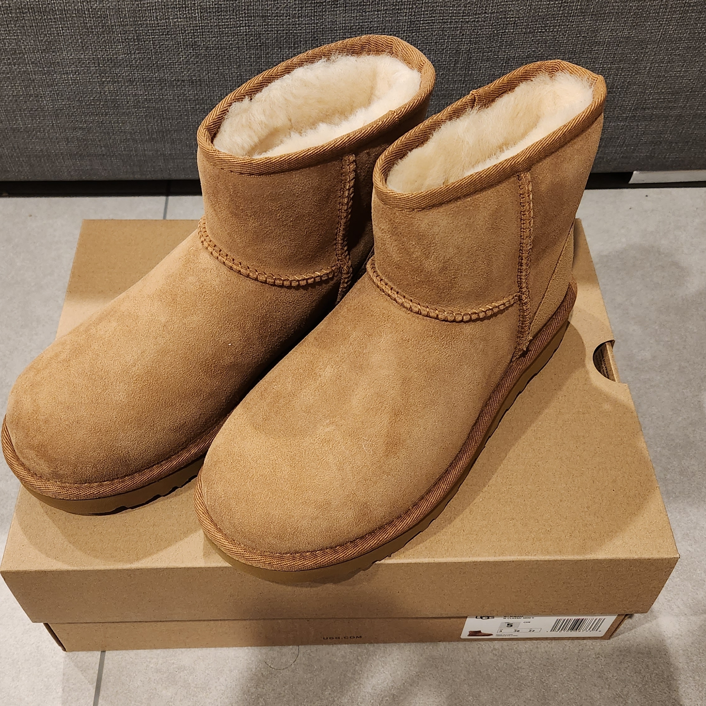 (W) UGG Classic Ultra Mini Boots Grey, (W) UGG Classic Mini II Boots Chestnut 착용 스타일 - 2
