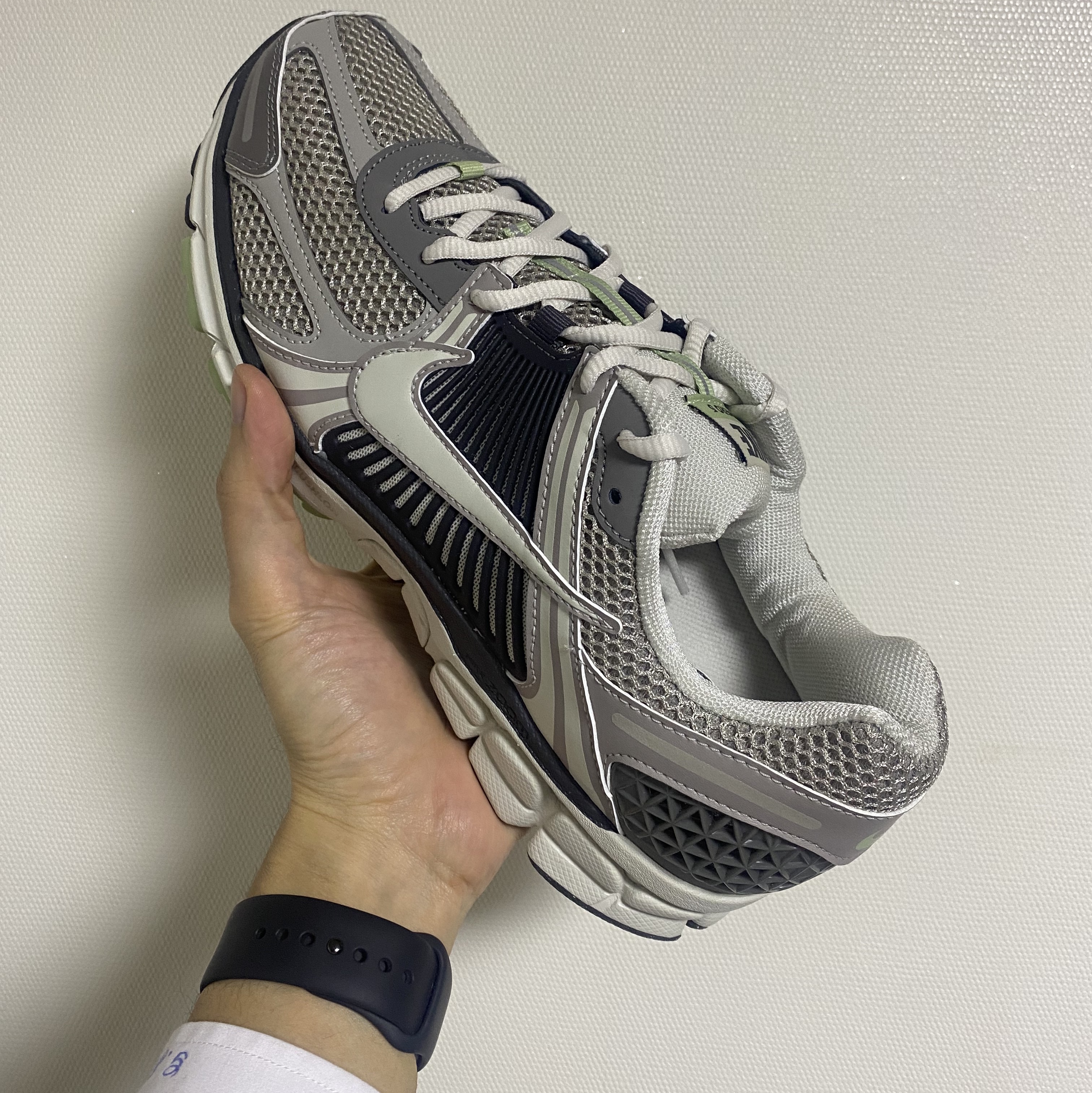 (W) Nike Zoom Vomero 5 Cobblestone and Flat Pewter 착용 스타일