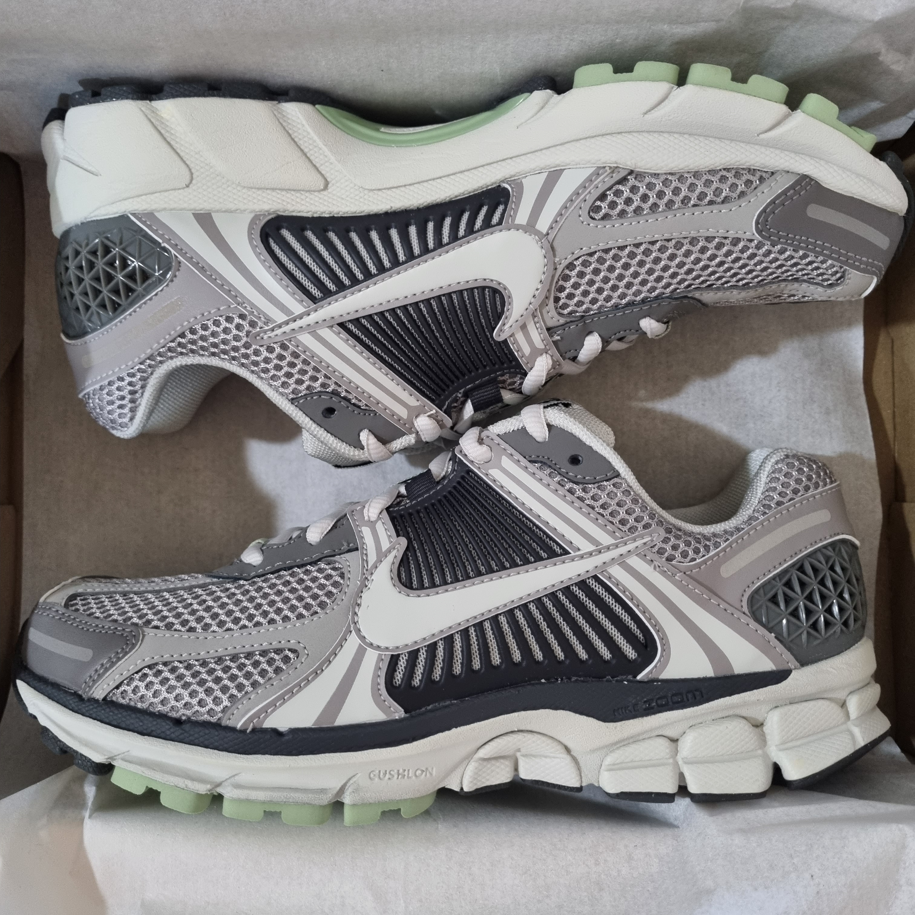 (W) Nike Zoom Vomero 5 Cobblestone and Flat Pewter 착용 스타일