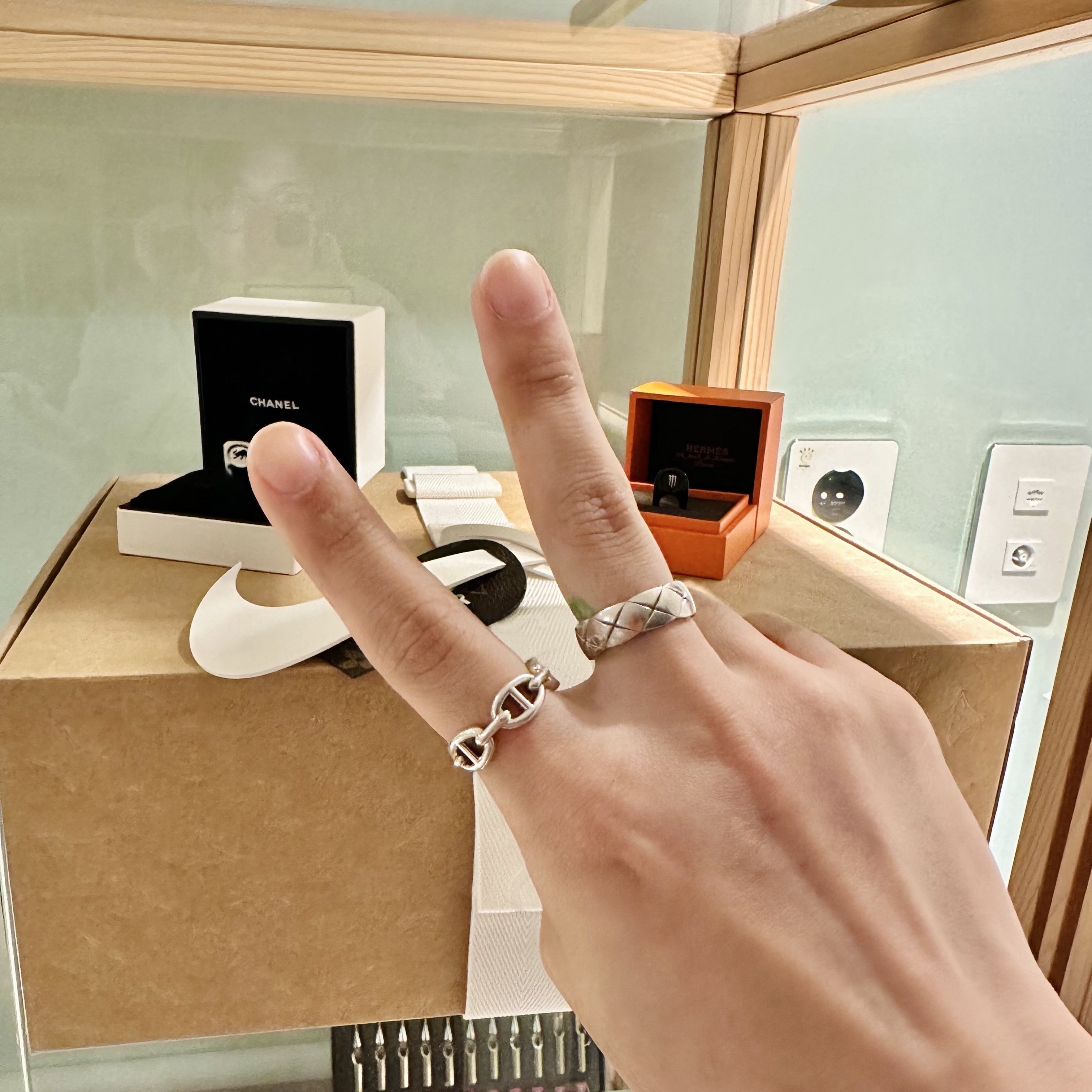 (W) Hermes Small Chaine D'Ancre Enchainee Ring Sterling Silver, Chanel Coco Crush Ring Quilted Motif Small & 18K White Gold 착용 스타일 - 1