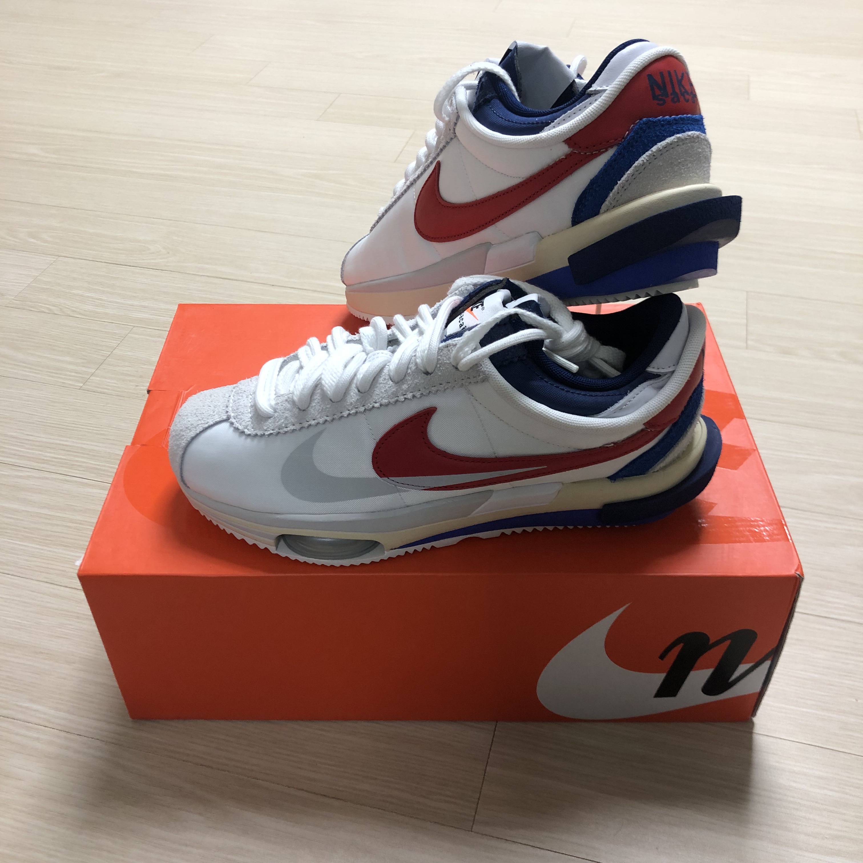 Nike x Sacai Zoom Cortez SP White and University Red 착용 스타일 - 2