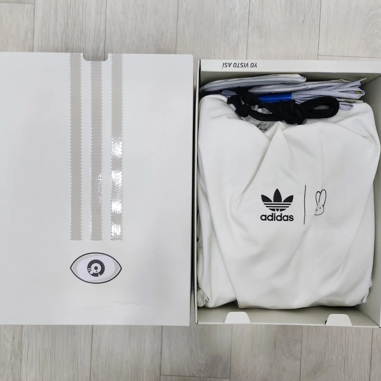 Adidas x Bad Bunny Forum Low Cloud White Clear Onix 착용 스타일 - 2