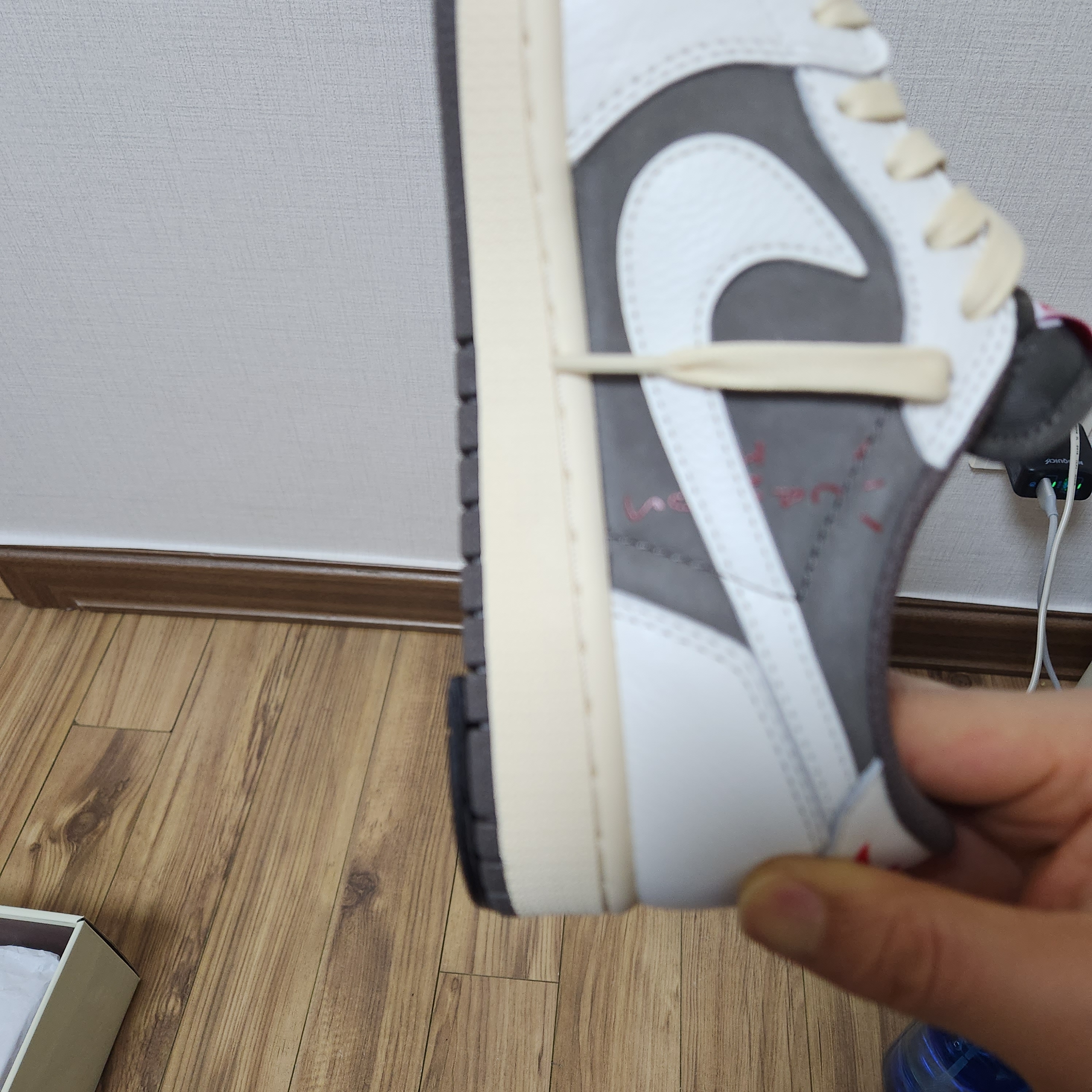 Jordan 1 x Travis Scott Retro Low OG SP Sail and Ridgerock 착용 스타일 - 2