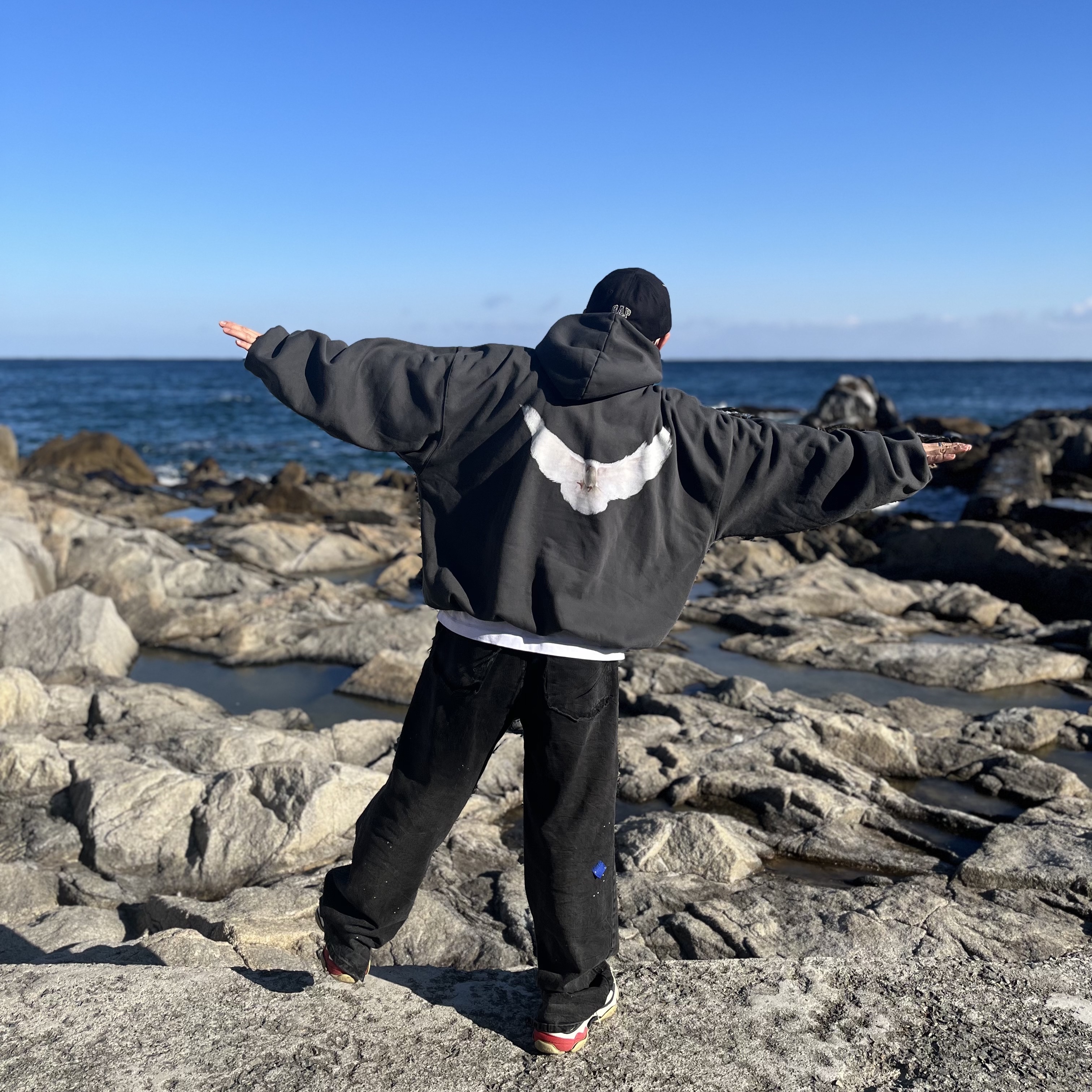 Yeezy Gap Engineered By Balenciaga Flame Cap Black, Yeezy Gap Engineered By Balenciaga Dove Hoodie Black 착용 스타일 - 2